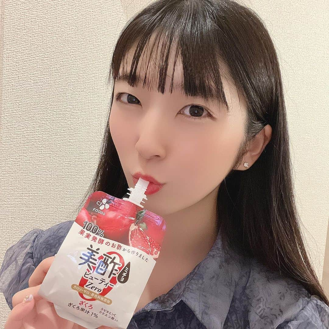 服部彩香のインスタグラム：「普段から飲んでる美酢から ゼリータイプか出ていた😆 100％果実発酵酢×ゼリー×0kcal だから小腹がすいた時に罪悪感なく食べれるのが嬉しい⭐️ ざくろ、もも、カラマンシー、パイナップルの4種類 の味があるからその時の気分に合わせて 好きな味をチョイス♡ クエン酸・ビタミンC配合で 夏バテ気味なこの季節の栄養チャージにもってこいです♪̊̈♪̆̈  . @micho.jp_official  @emomiu_cosme  #美酢 #のんでミチョ #美酢活 #emoグルメ部 #美酢ゼリー #ミチョ #ビューティービネガー #ビタミンC #無添加 #美酢活で美ルーティン #ビューティーチャージ #韓国」