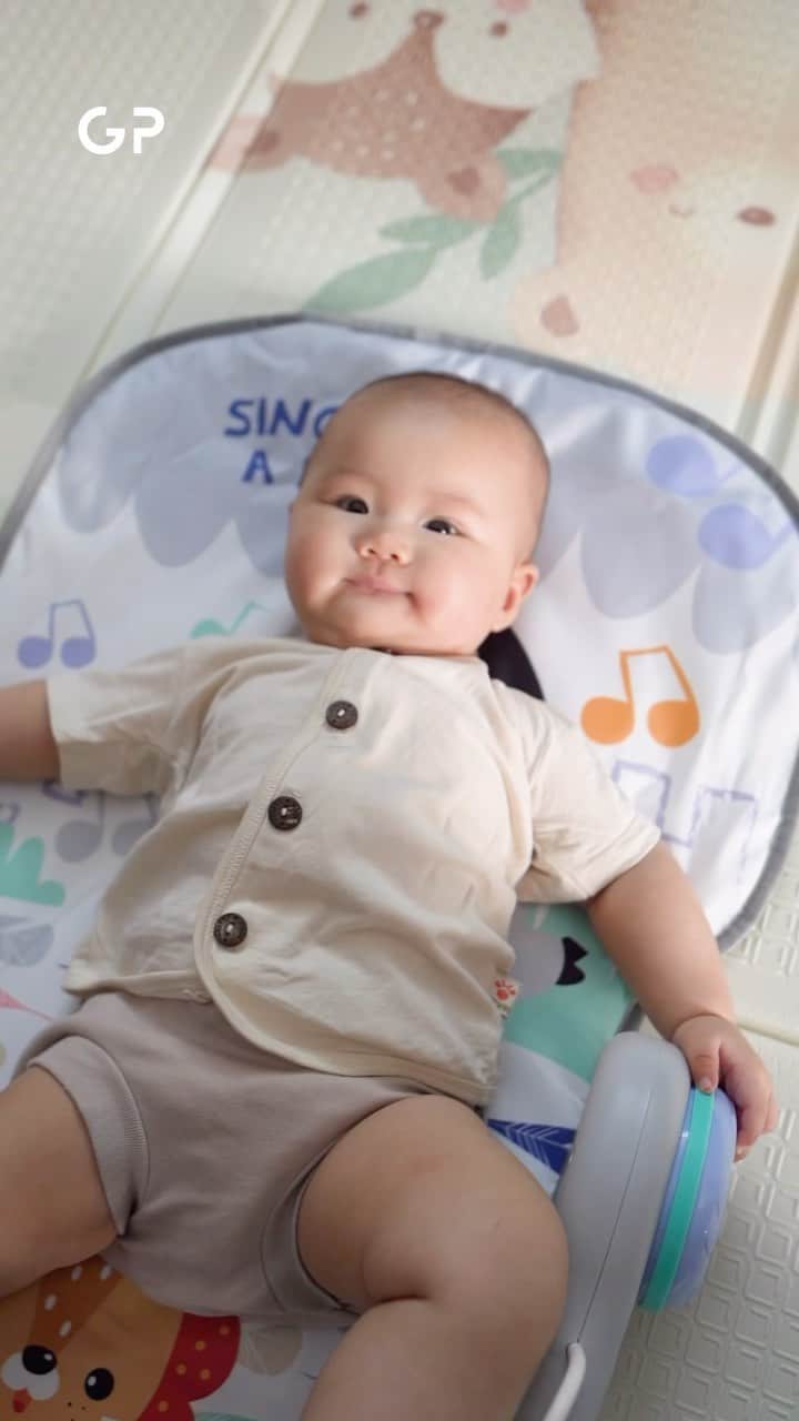 グレイシア・ポリーのインスタグラム：「Mainan baru Jessia dari @sugarbaby.co.id yang dual fungsi, yaitu #2in1WalkerPlaymat.  Di usia Jessia yang memasuki 4 bulan, perlu banget melatih perkembangan sensorik dan motoriknya, dan mainan ini pun bisa untuk keduanya.  Yuk, buruan check out supaya kembaran sama Jessia 😆  #Sugarbaby2in1WalkerPlaymat #Sugarbabyplaymat」