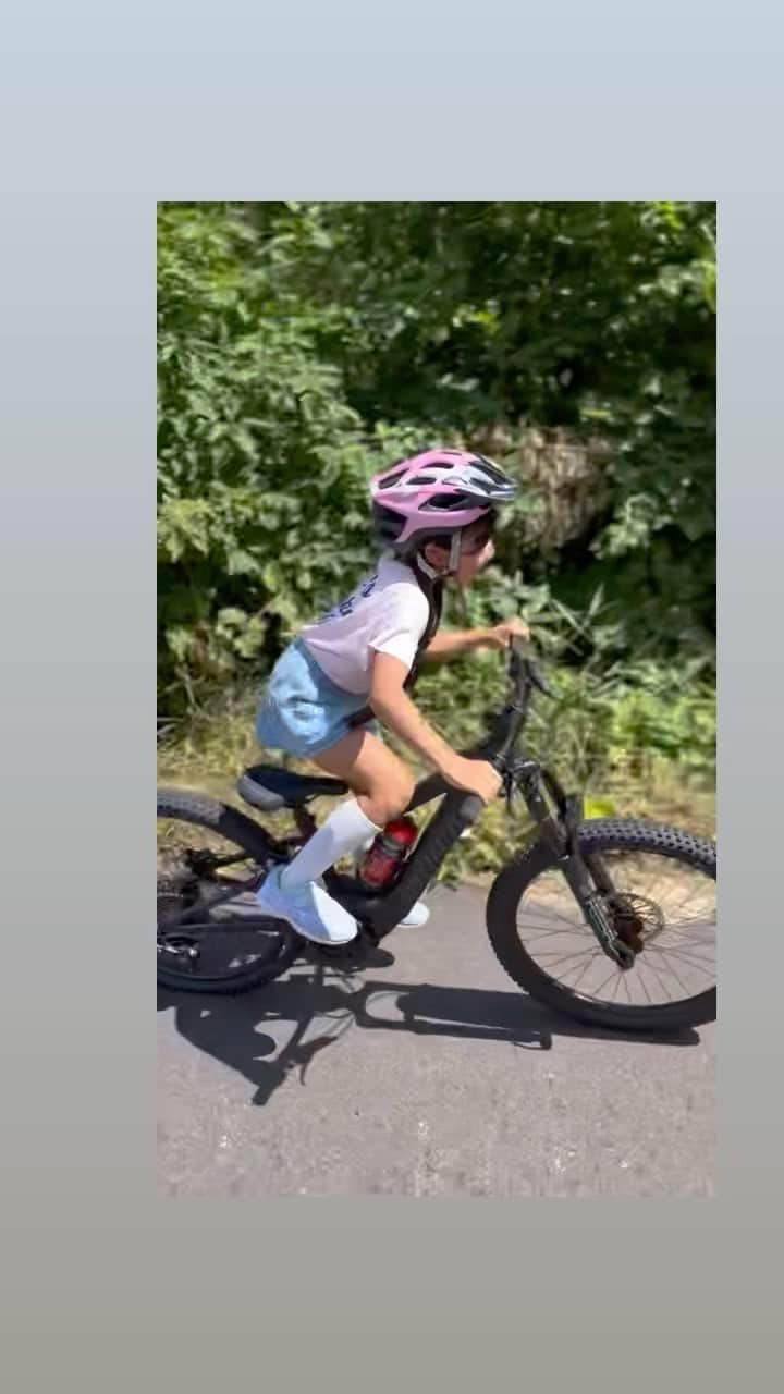 三星マナミのインスタグラム：「#運動子育て   次女と一緒に　@specialized_japan E-BIKEの撮影のモデルを務めさせて頂きました😆  電動アシスト付きの Levo SL Kids🚴✨  完全に甘い蜜を吸ってしまった娘でしたが、下りはもちろん楽しく笑顔は変わらず、登りこそ楽ちんに登れる💕という異次元な快楽を笑顔とパフォーマンスで表現するので満足度は一目瞭然🤩  @specialized_japan  #specialized  #levosl #kids   お問い合わせは💫 👉 @compasshouse   Bikeレンタルなら💫 👉 @compassvillage  @mtdocknozawa   家族で泊まって野沢温泉をたのしむなら💫 👉 @nozawa_playce  @cabin_nozawaonsen」