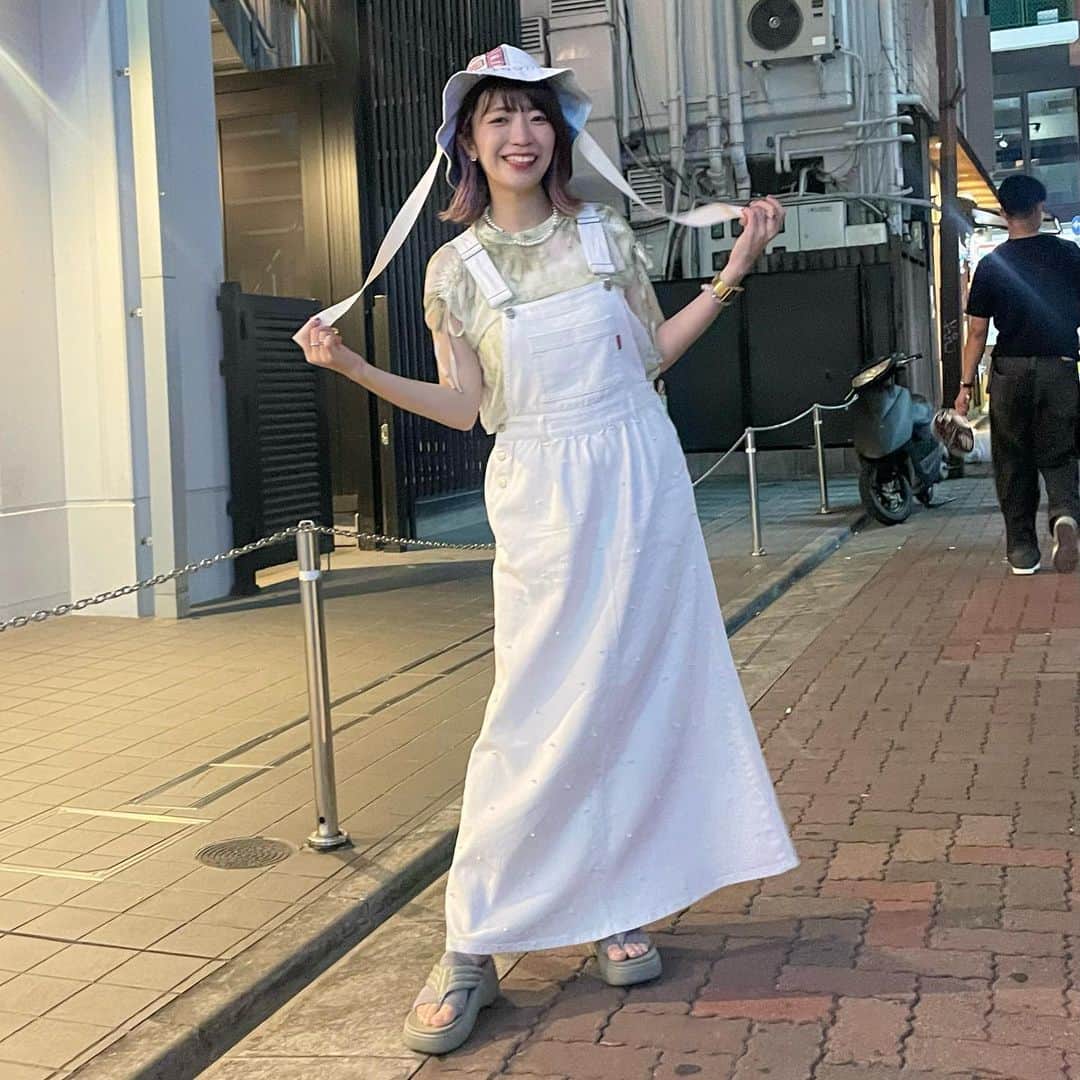 ぱいぱいでか美のインスタグラム：「夏に着る白すき☁️🐚🤍 . 今月の #でか美月例 で着てた服です〜 白デニムのジャンスカは辻希美さんのブランドAnge Charmeの🤍！ カジュアルに着れるけどパールが程よく品があって どんなトップスにも合わせやすくて最近めっちゃ着てます🫶🏻 中のシフォントップスは前に買ったADIRAのを大切に着てるよん〜  今日の #こねくと で夏を勝手に終わらせましたが笑 まだまだ暑い日続くみたいだから 夏にしかできない服いっぱい着よーっと  あ！でか美祭衣装のFSKとデコチェキが 通販に追加されましたので要チェックです👀 あとでストーリー載せとく！  . #AngeCharme #ADIRA #ABCマート #SREU #でか美月例 #でか美衣装 #でか美私服 #でか美ちゃん」