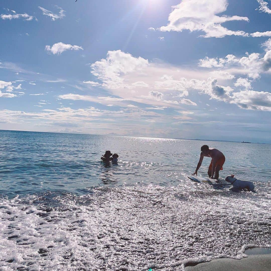 ayakaさんのインスタグラム写真 - (ayakaInstagram)「夏の思い出♡ 親友家族と一緒に〜🫶 めちゃくちゃ楽しすぎたー😭❤️ 海は子供を追いかけるのに必死で😂 紫外線浴びまくった1日♡  今回のメインは✨ はん君の海遊び🤭❤️  宿が近くないと、暑さから避難できないので💦 暑いのが苦手でも海遊びさせたくて海近くのお家へ♡♡  @hanpen0503  沢山遊んで沢山よしよししてもらって🥹❤️ 良かった〜😍  BBQからの夜のお菓子パーティーで♡ダラダラ食べちゃう習慣がちょっとついちゃったけどまたリセット頑張る〜🤩  来年はどんな海遊びになるかな〜♡楽しみ😍  #なつのおもいで #家族旅行👨‍👩‍👧‍👧 #onとoff #offモード  onにするまで時間かかるやつw」8月29日 18時58分 - ayaka_diet_