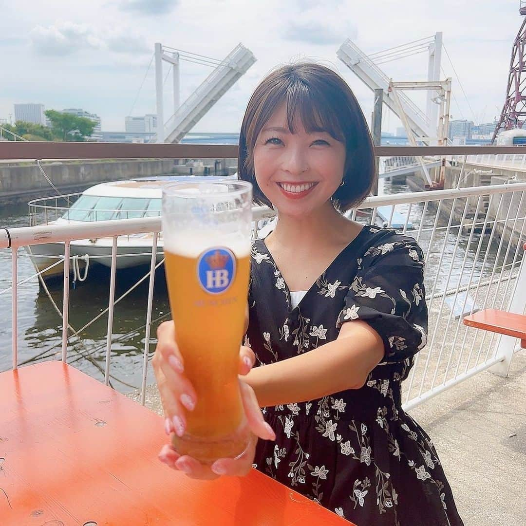 小尾渚沙さんのインスタグラム写真 - (小尾渚沙Instagram)「今日もおつかれ生です❤️🍺  写真は先日行った、豊洲のオクトーバーフェストです❤️🍺  景色の良い海辺で、風が気持ち良かったなぁ✨🌴 リゾート気分も味わえるので、オススメです🌴🍺🌴  9月20日まで開催中だそうです💕 . . #小尾ールタイム #ビール女子 #🍺 #ビール大好き #ビール検定 も持ってます♡ #ららぽーと豊洲 #豊洲オクトーバーフェスト #オクトーバーフェスト #オクフェス #オクフェス20th #オクトーバーフェスト2023 #オクフェス20周年  @oktoberfest1810」8月29日 18時58分 - obi_nagisa