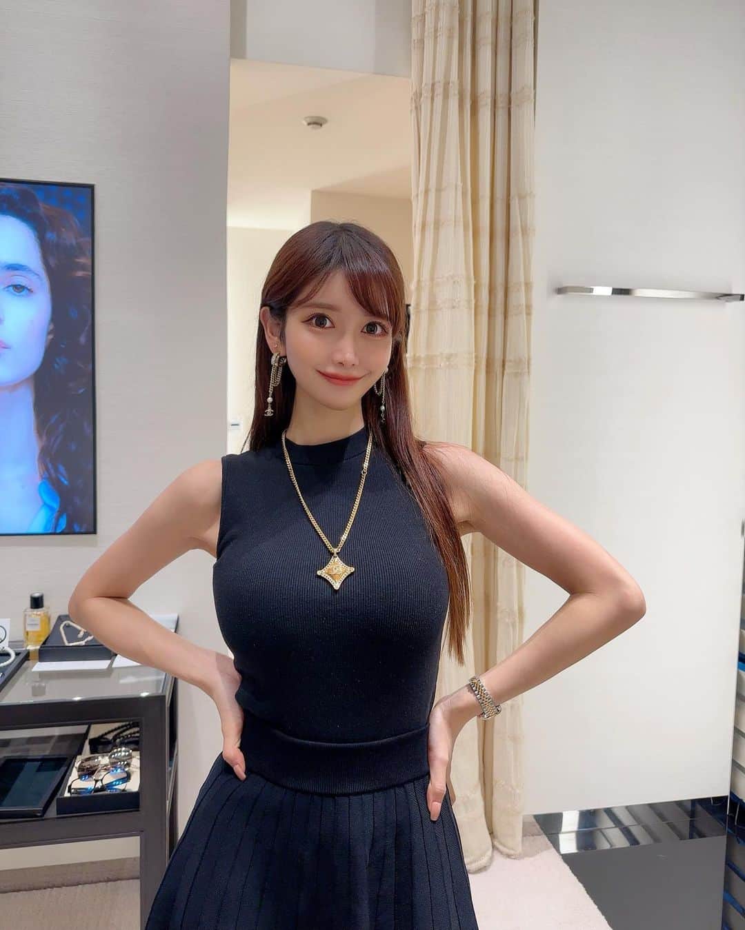 のインスタグラム：「. 夏はボリューミーなアクセサリーを着けたくなる🖤🔶💫 . 暑い日がまだまだ続いてるから たくさん水分とって塩分とって栄養とって ご自愛くださいね☺️❤️‍🔥❤️‍🔥 . . #ootd#fashion#fashionstyle#chanel#chanellover#japan#tokyo#summer#ファッション#シャネル」