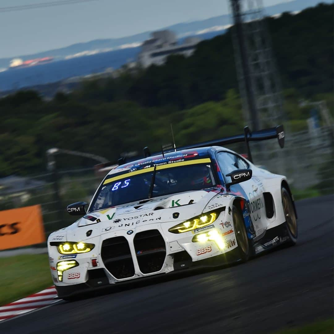 BMW Japanのインスタグラム：「チームランキングトップを維持！  AUTOBACS SUPER GT 2023 SERIES Round 5 SUZUKA GT 450km RACE 2023/8/26-27  快晴の鈴鹿サーキット。朝早くから鈴鹿サーキットにはファンが長い列をつくりゲートオープンを待つ様子もみられ、2023年シーズンランキングにとっても重要なこのレースの関心の高さがみられた。  13番手からスタートするStudie BMW M4には荒選手が搭乗。 全車クリーンなスタートを切ると、7号車Studie BMW M4は13番手ポジションをキープしたまま走行を重ねた。  5周目に1回目のピットストップ。タイヤ交換、給油を行い18番手でコースへ。路面温度も高くサクセスウェイト搭載リミットの100kgを載せた状態にもかかわらず、一時5番手ポジションを走行した荒選手は、車両ストップによるフルコースイエローにも崩される事なく安定した走行で、35周目に8番手ポジションでBruno Spengler選手へステアリングを託す。  Bruno Spengler選手は、16番手ポジションでコースへ復帰。47周目には15番手へポジションアップ。フルコースイエローや急激な路面温度の低下等、難しい状況下でもマシンをコントールし、ポジションをキープ。67周目にライバル車両に先行を許し16番手でこのレースを終えた。  Rd.5鈴鹿では、ポイント獲得には至らなかったが、シリーズランキング上位チームも高ポイント獲得しなかったため、荒選手はドライバーズランキング2位。 チームランキングはトップを維持して次戦SUGOを迎える。  決勝レポートの詳細は @bmwjapan アカウントトップのURLからチェック。  #BMW #BMWJapan #駆けぬける歓び #BMWM #SuperGT #TeamStudie #BMWMTeamStudie #BMWmotorsport #SupergGTcameraclub #StudieBMWM4 #荒聖治 #brunospengler #鈴鹿サーキット」