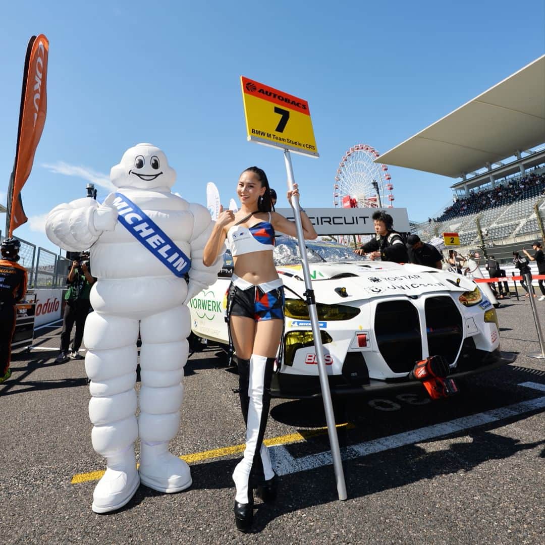 BMW Japanさんのインスタグラム写真 - (BMW JapanInstagram)「チームランキングトップを維持！  AUTOBACS SUPER GT 2023 SERIES Round 5 SUZUKA GT 450km RACE 2023/8/26-27  快晴の鈴鹿サーキット。朝早くから鈴鹿サーキットにはファンが長い列をつくりゲートオープンを待つ様子もみられ、2023年シーズンランキングにとっても重要なこのレースの関心の高さがみられた。  13番手からスタートするStudie BMW M4には荒選手が搭乗。 全車クリーンなスタートを切ると、7号車Studie BMW M4は13番手ポジションをキープしたまま走行を重ねた。  5周目に1回目のピットストップ。タイヤ交換、給油を行い18番手でコースへ。路面温度も高くサクセスウェイト搭載リミットの100kgを載せた状態にもかかわらず、一時5番手ポジションを走行した荒選手は、車両ストップによるフルコースイエローにも崩される事なく安定した走行で、35周目に8番手ポジションでBruno Spengler選手へステアリングを託す。  Bruno Spengler選手は、16番手ポジションでコースへ復帰。47周目には15番手へポジションアップ。フルコースイエローや急激な路面温度の低下等、難しい状況下でもマシンをコントールし、ポジションをキープ。67周目にライバル車両に先行を許し16番手でこのレースを終えた。  Rd.5鈴鹿では、ポイント獲得には至らなかったが、シリーズランキング上位チームも高ポイント獲得しなかったため、荒選手はドライバーズランキング2位。 チームランキングはトップを維持して次戦SUGOを迎える。  決勝レポートの詳細は @bmwjapan アカウントトップのURLからチェック。  #BMW #BMWJapan #駆けぬける歓び #BMWM #SuperGT #TeamStudie #BMWMTeamStudie #BMWmotorsport #SupergGTcameraclub #StudieBMWM4 #荒聖治 #brunospengler #鈴鹿サーキット」8月29日 19時00分 - bmwjapan