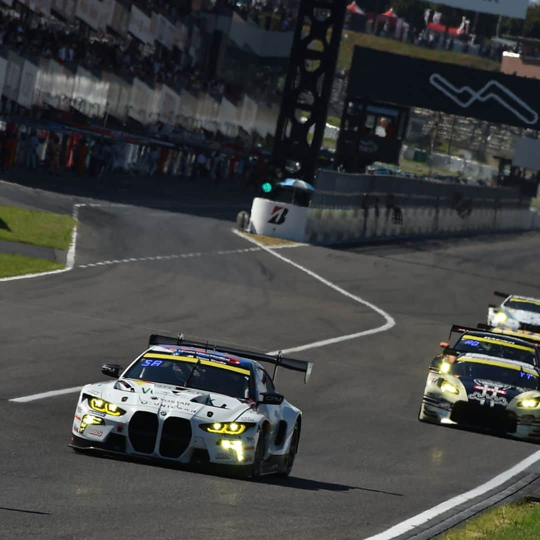 BMW Japanさんのインスタグラム写真 - (BMW JapanInstagram)「チームランキングトップを維持！  AUTOBACS SUPER GT 2023 SERIES Round 5 SUZUKA GT 450km RACE 2023/8/26-27  快晴の鈴鹿サーキット。朝早くから鈴鹿サーキットにはファンが長い列をつくりゲートオープンを待つ様子もみられ、2023年シーズンランキングにとっても重要なこのレースの関心の高さがみられた。  13番手からスタートするStudie BMW M4には荒選手が搭乗。 全車クリーンなスタートを切ると、7号車Studie BMW M4は13番手ポジションをキープしたまま走行を重ねた。  5周目に1回目のピットストップ。タイヤ交換、給油を行い18番手でコースへ。路面温度も高くサクセスウェイト搭載リミットの100kgを載せた状態にもかかわらず、一時5番手ポジションを走行した荒選手は、車両ストップによるフルコースイエローにも崩される事なく安定した走行で、35周目に8番手ポジションでBruno Spengler選手へステアリングを託す。  Bruno Spengler選手は、16番手ポジションでコースへ復帰。47周目には15番手へポジションアップ。フルコースイエローや急激な路面温度の低下等、難しい状況下でもマシンをコントールし、ポジションをキープ。67周目にライバル車両に先行を許し16番手でこのレースを終えた。  Rd.5鈴鹿では、ポイント獲得には至らなかったが、シリーズランキング上位チームも高ポイント獲得しなかったため、荒選手はドライバーズランキング2位。 チームランキングはトップを維持して次戦SUGOを迎える。  決勝レポートの詳細は @bmwjapan アカウントトップのURLからチェック。  #BMW #BMWJapan #駆けぬける歓び #BMWM #SuperGT #TeamStudie #BMWMTeamStudie #BMWmotorsport #SupergGTcameraclub #StudieBMWM4 #荒聖治 #brunospengler #鈴鹿サーキット」8月29日 19時00分 - bmwjapan