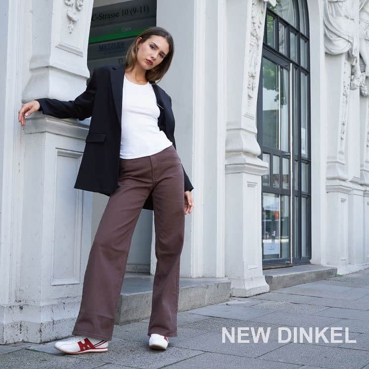 Mobus Footwearのインスタグラム：「NEW DINKEL 200mのトップアスリート、フリッツモーブス氏が立ち上げた陸上競技発祥のモーブスらしい当時のスパイクを モチーフにした定番モデルディンケル。踵の下にはシャンクと呼ばれる補強材が入り、安定した歩行性能を持つ。  👟 ▶️Price:9,900 ▶️Size:36-44 ▶️Material：レザー  ーーーーーーーーーーー 🔍 NEW DINKELの購入はアカウントトップの（@mobusofficial）から！   @mobusshop  @mobuskyoto  @mobusnagoya  @mobusshimokitazawa #mobus #モーブス #mobussneaker #モーブススニーカー #ドイツ #mobusofficial #mobusoriginal #NEW DINKEL #おしゃれさんと繋がりたい #シンプルコーデ #タウン #デートコーデ #ビジカジ #Traditional #トラディショナル #walk #kickstagram #春コーデ #コーディネート #カジュアルコーデ #スニーカーコーデ  #足元コーデ #カジュアルファッション #キックス #スニーカー大好き #シューズ #ドイツ #ブンデスリーガ」