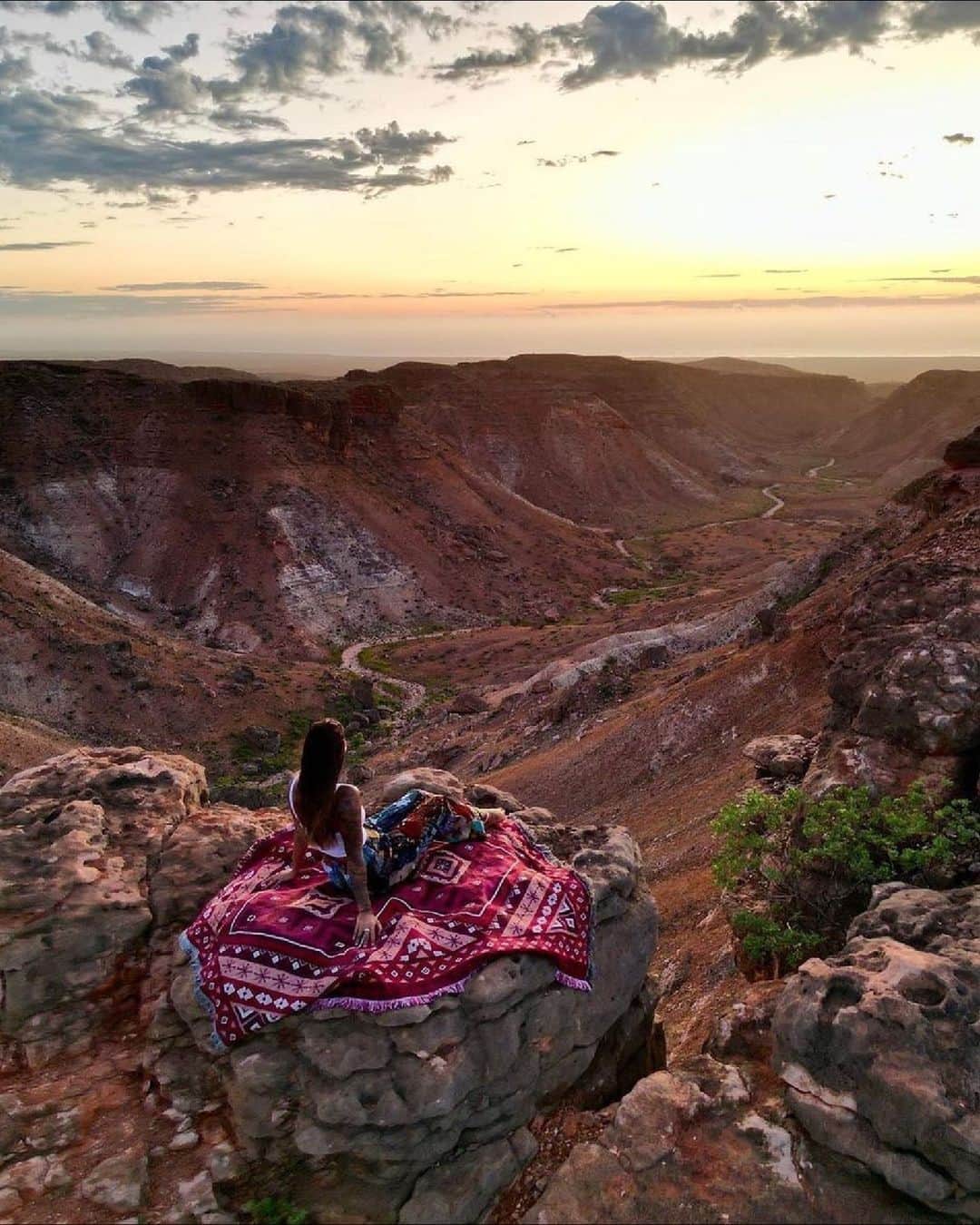 Australiaのインスタグラム：「Okaaaay, we see you @westernaustralia... 👀 Do you mind scooching over @krystalsierra__ - we reckon you've found the perfect spot to settle in to watch this epic sky show! Get ready to soak in the magic that is #CharlesKnifeCanyon in #CapeRangeNationalPark, which you'll find just 25 minutes drive south of #Exmouth in @australiascoralcoast. Tip: take the Charles Knife Canyon Drive to the top of the canyon at sunrise and enjoy breathtaking views from either side as you wind your way up. If you'd rather leave the driving to someone else, book a tour with @ningaloosafari. #SeeAustralia #ComeAndSayGday #WATheDreamState #AustraliasCoralCoast」