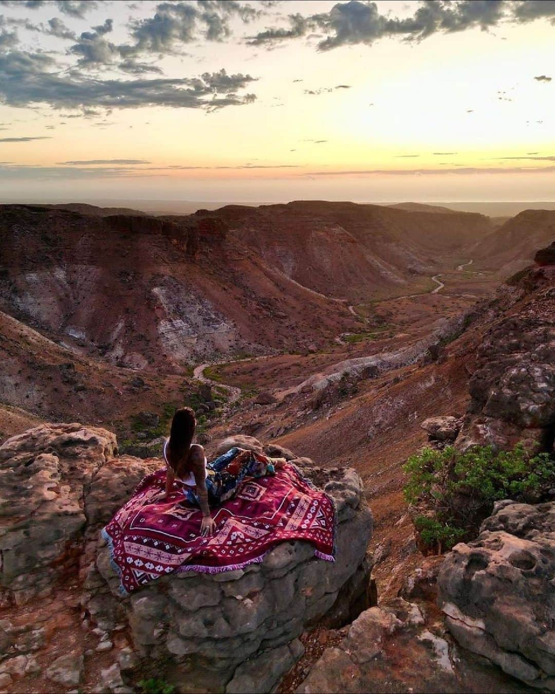 Australiaさんのインスタグラム写真 - (AustraliaInstagram)「Okaaaay, we see you @westernaustralia... 👀 Do you mind scooching over @krystalsierra__ - we reckon you've found the perfect spot to settle in to watch this epic sky show! Get ready to soak in the magic that is #CharlesKnifeCanyon in #CapeRangeNationalPark, which you'll find just 25 minutes drive south of #Exmouth in @australiascoralcoast. Tip: take the Charles Knife Canyon Drive to the top of the canyon at sunrise and enjoy breathtaking views from either side as you wind your way up. If you'd rather leave the driving to someone else, book a tour with @ningaloosafari. #SeeAustralia #ComeAndSayGday #WATheDreamState #AustraliasCoralCoast」8月29日 19時00分 - australia