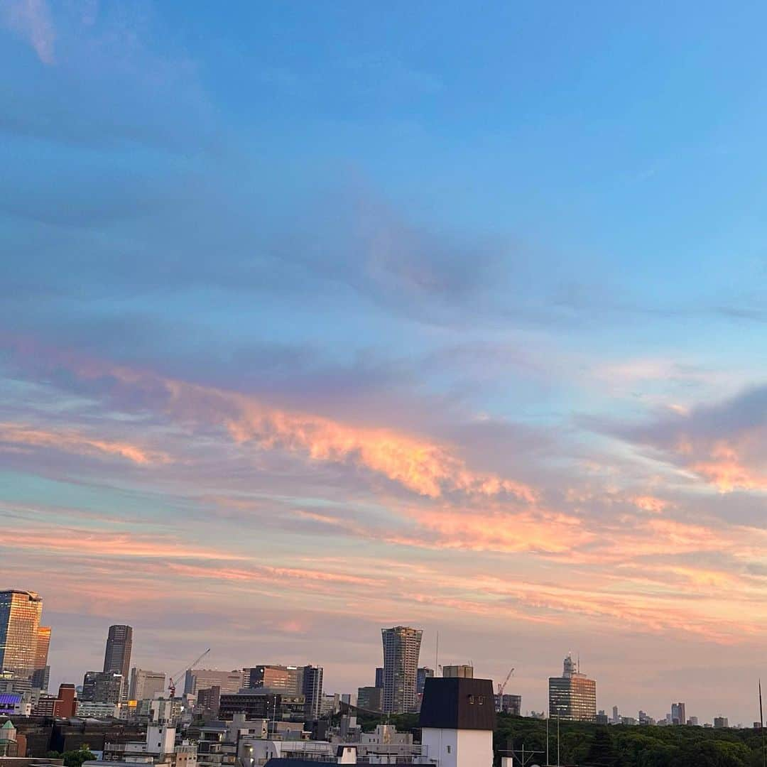 青山あみさんのインスタグラム写真 - (青山あみInstagram)「⁡  ☁️ ✨ 　　 🌈 　✨　☁️  🩵　✨」8月29日 19時10分 - aoam____i