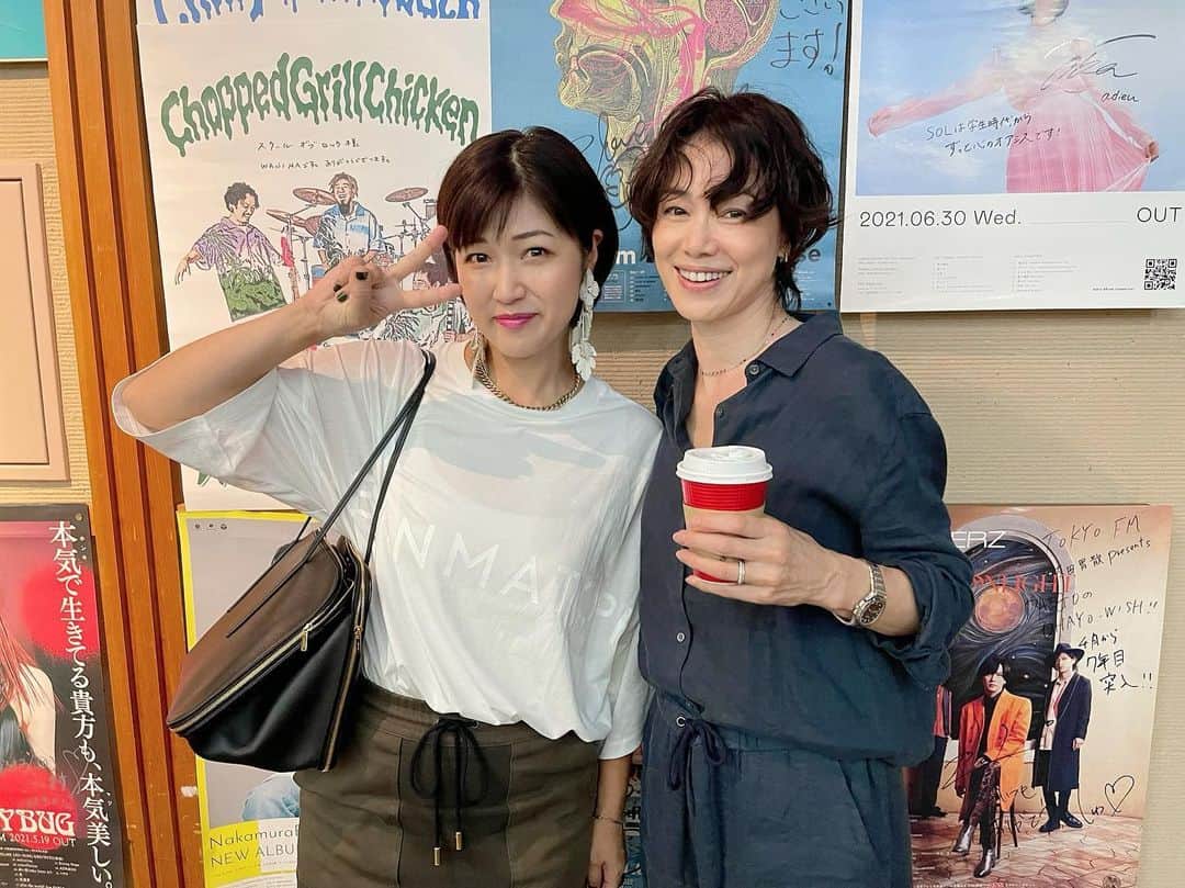 BONNIE PINKのインスタグラム：「TOKYO FMで今井美樹さんにバッタリ遭遇🙌。先日私のInfinity Tourを見に来てくださって、その時も数年ぶりの再会に感激したのですが、ラジオ局のエレベーターホールですれ違うだなんて、少なからず運命を感じましたw。 私は来月アルバムリリースとツアーの追加公演やイベント出演などがありますが、美樹さんも秋にツアーを控えていらっしゃるということで、美樹さんの歌声が聴ける日を楽しみに待ちながら自分の仕事を頑張ろうと思った次第です。私が母になりたての頃、美樹さんのアルバムに参加させていただく機会をいただき、慣れない育児でへろへろになっていた私に労いの言葉をかけて励ましてくださったことを今でもふと思い出し感謝の気持ちが込み上げてきます。私と娘にお土産までくださって、今でも大切にしています✨。母としてシンガーとして、そして美しい女性として、ずっと憧れの存在。美樹さんのように周りの人を元気にする太陽みたいな人に、私もなりたいなぁ。」