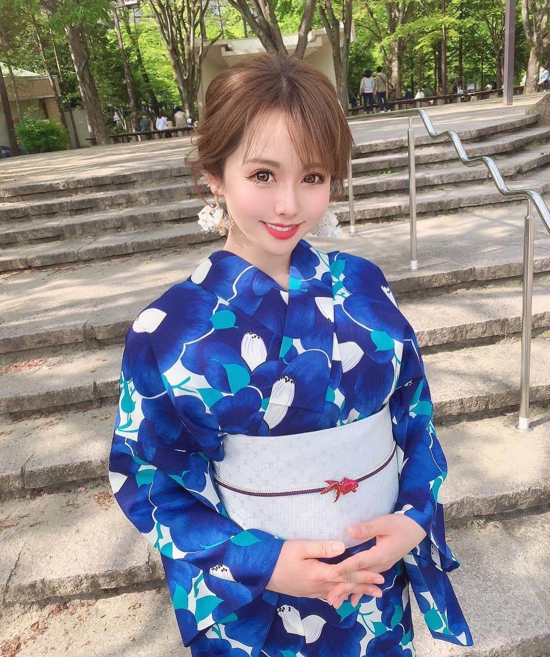 あやかさんさんのインスタグラム写真 - (あやかさんInstagram)「ちと前のだけど💙 夏の定禅寺通りと浴衣🌿 今年は暑すぎて、お祭りも海もビアガーデンも何にもしてないよ〜🥲  そしてあと2日で 今年残り4ヶ月という衝撃...  #浴衣 #浴衣ヘア #まとめ髪 #アップヘア #定禅寺通り #仙台 #夏ファッション」8月29日 19時09分 - __aya.aya.aya__