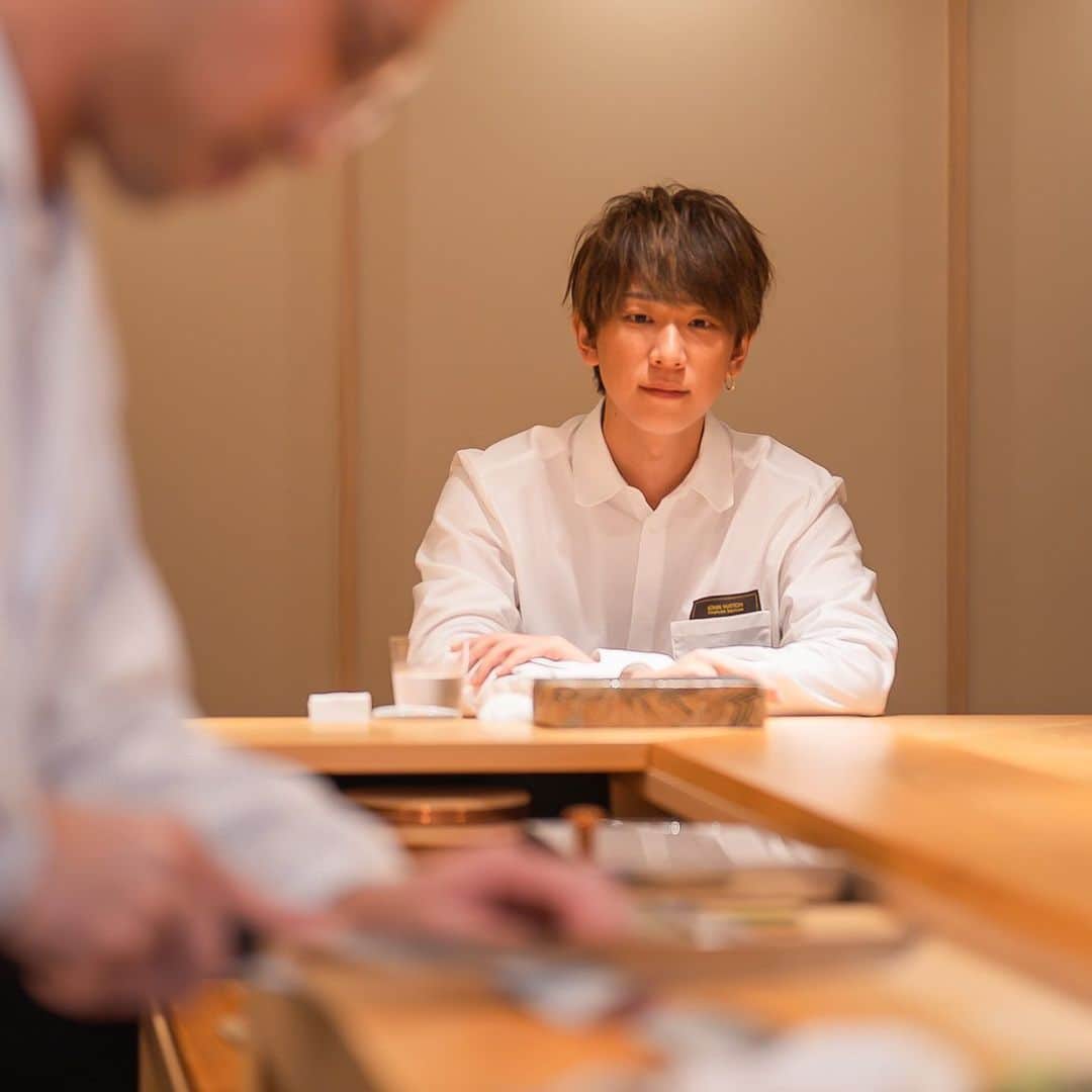 小山慶一郎さんのインスタグラム写真 - (小山慶一郎Instagram)「⁡ 北海道で束の間のひととき ⁡ 家族も一緒だったのでリラックスしながら 美味しいお寿司をいただきました！ ⁡ Photographer /  K.Mazdar Special Thanks / 📍鮨しののめ ⁡ #japanesefood #sushi #sapporo」8月29日 19時10分 - keiichiro.koyama