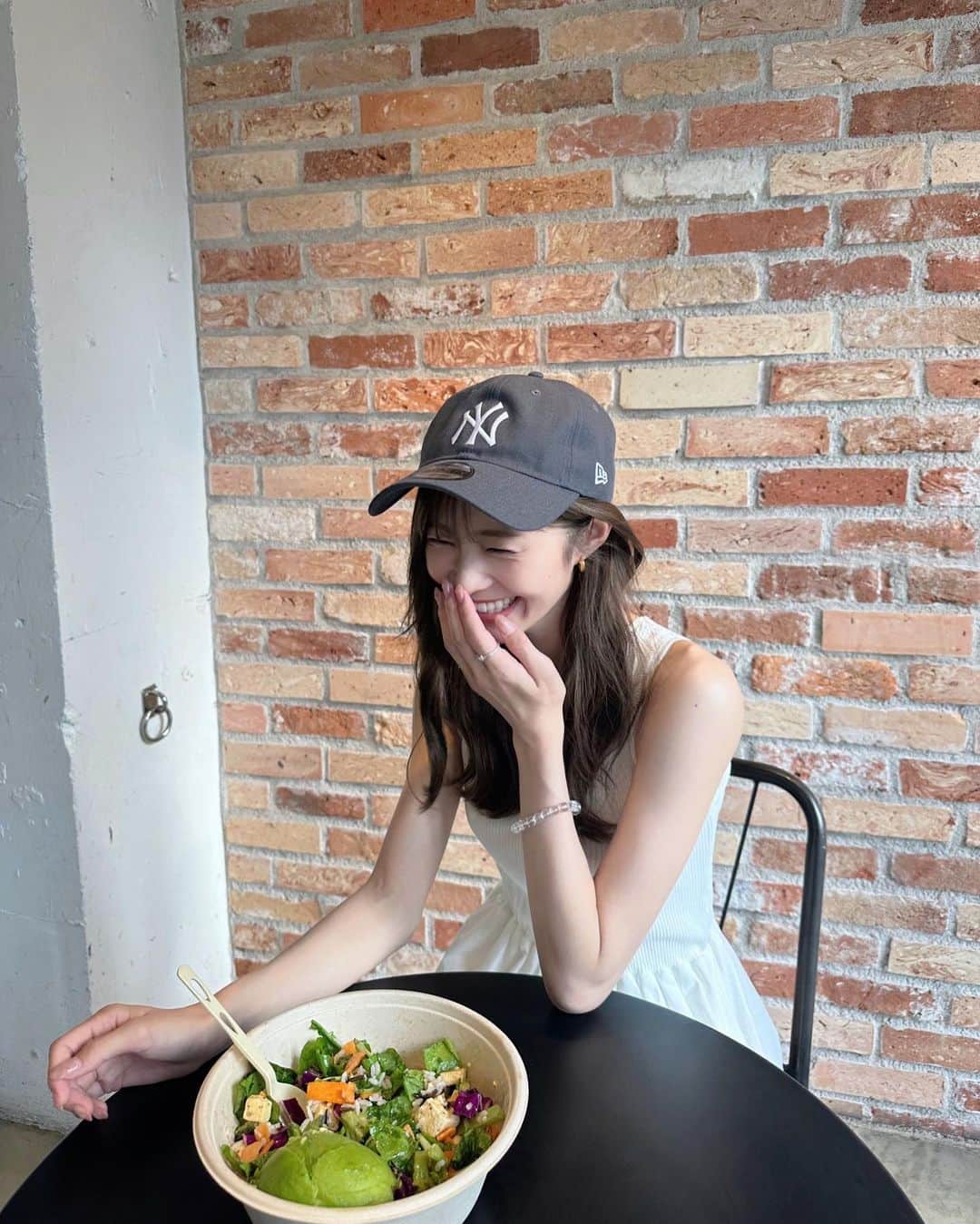 松川星のインスタグラム：「⁡ カスタムできるサラダ屋さん 最近行きつけです🥗🍞」