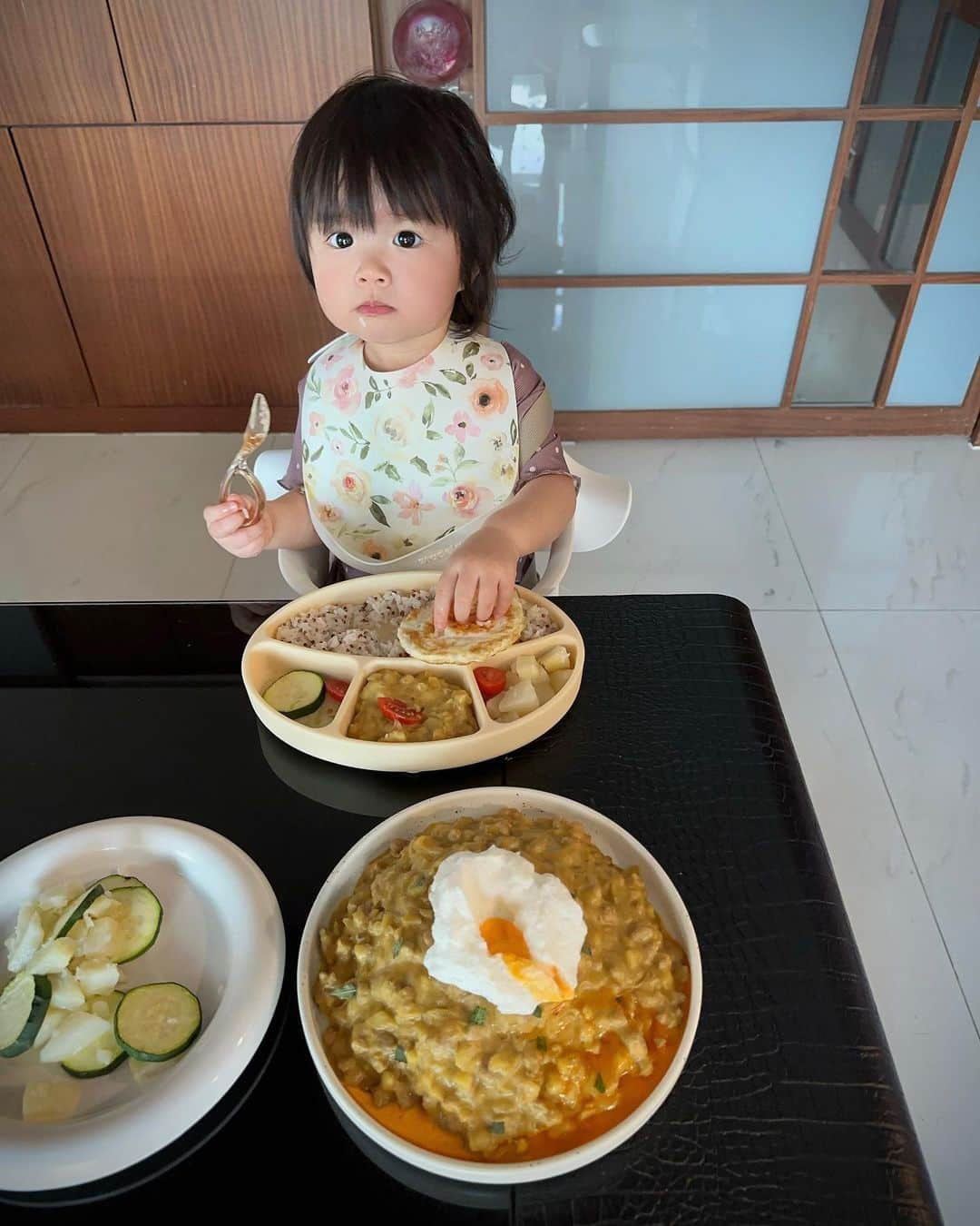 璇璇さんのインスタグラム写真 - (璇璇Instagram)「雲朵奶香蘋果咖哩 —2023.8.29  第一次看到雲朵蛋的作法， 馬上安排一下來試試！！ 在腦袋自己演練很多次， 算是一次就成功了🍳  食材： 蘋果、洋蔥、豬絞肉、寶寶咖哩、 牛奶、水、紅椒粉、海鹽  作法： 把豬絞肉炒香以後備用， 用鍋底剩餘的油炒洋蔥跟蘋果丁， 炒香以後加入豬絞肉跟牛奶淹過食材， 怕太濃可以補一點水， 接下來就調味自己喜歡的就可以了！  雲朵蛋作法： 一顆雞蛋 蛋白蛋黃分離，打發蛋白到有直挺尖勾， 塑形一下，進烤箱140度10分鐘就可以了！ 蛋白烤完再把蛋黃放上去雲朵蛋就完成。  雲朵蛋是大人吃的，香嫩吃荷包蛋😆  做出來有蘋果的香甜跟牛奶的香濃， 跟咖哩完美融合在一起， 我自己扒完一整盤飯哈哈～  旁邊飲品是蘋果山藥銀耳露， 加了一點小米、水梨跟幾顆紅棗， 全部一起進破壁機用豆漿模式打， 微微的蘋果跟紅棗甜～很好喝😆  #XUAN🍳  #CookXuan #香嫩吃什麼」8月29日 19時04分 - xuanxuantw