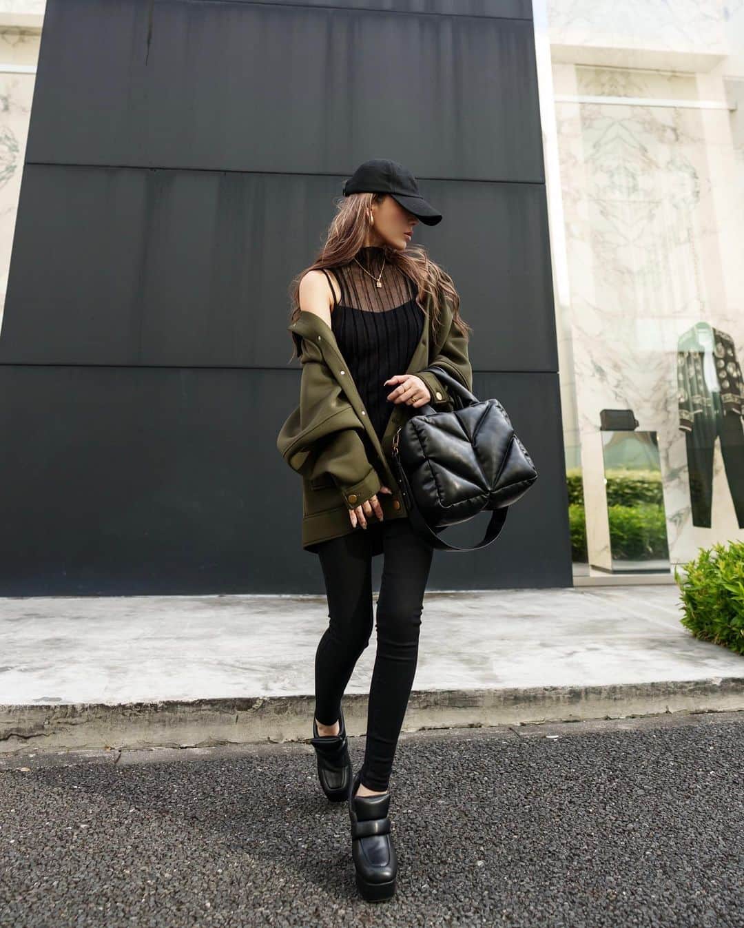 Azuのインスタグラム：「今日は21時〜新作発売です❤️ オーバーサイズのボンディングジャケ🧥 ゆったりしたオーバーシルエットでインナーも着込めるから凄く使える👌 インナーはシアーニットトップスを合わせたよ❤️お気に入りコーデ👏  ぷくぷくバッグとの相性も良き🙆‍♀️  @glamlipsofficial  #ファッション#コーデ#コーディネート#glamlips#グラムリップス#秋服コーデ#楽ちんコーデ#ローファーコーデ」