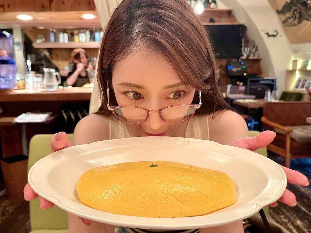 坂本麻子さんのインスタグラム写真 - (坂本麻子Instagram)「. 住所非公開の予約が取れない #未完成のオムライス 屋さん #ワニのニワ 🐊💛 友達が1年越しで予約をとってくれて 堪能してきたよ〜！！！！✨ . 見た目は艶っつや、 中はふわっふわの卵の布団に包まれた 3種類のソースとケチャップライスが どれもマッチしてて 口の中がエレクトリカルパレードでした😍 要するに幸せといいたい🫶 興奮してたら途中で動画切れちゃってる！ごめん笑 . インスタで予約とるんだよ〜！✨ 実は私もこっそりずっとみてたんだ♪ #オムライス#住所非公開#贅沢ランチ#時差投稿」8月29日 19時07分 - sakamoto_asako