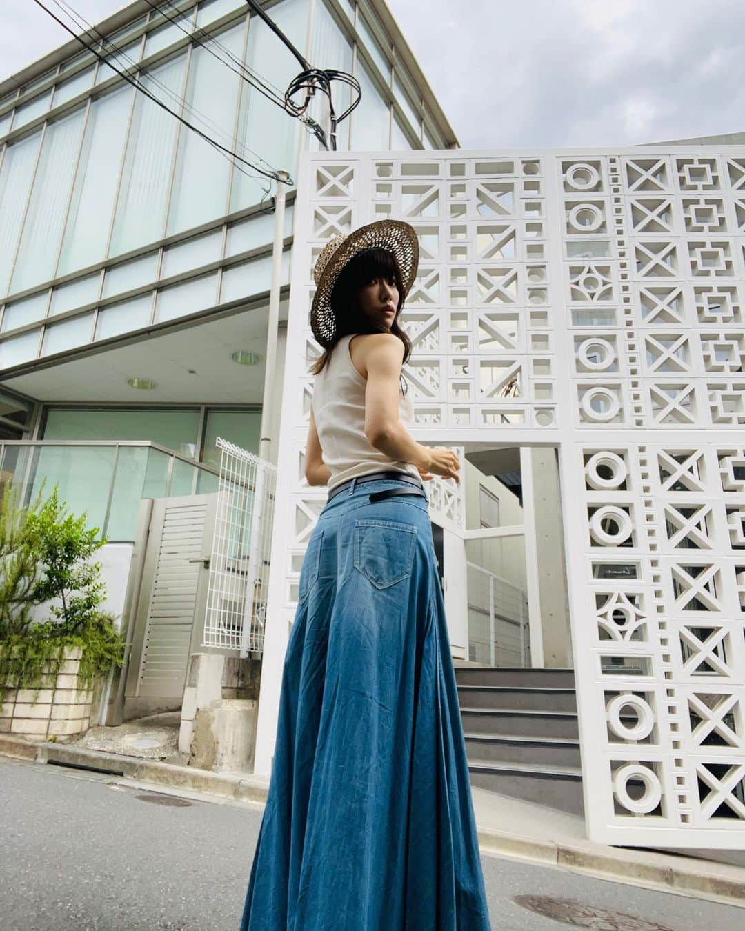 市川まさみさんのインスタグラム写真 - (市川まさみInstagram)「❤︎❤︎  まだまだ夏感じたい🫶🧡  tops：allsaints skirt：woadblue belt：cos shoes：marni hat：maison birth necklace：oyire  #ootd #codenate #fashion #apparel #mode #love #monotone #allstaints  #woadblue #cos #marni #maisonbirth #oyire #ファッション #コーデ #仕事服  #モード #レディ #カジュアル #洋服好きな人と繋がりたい」8月29日 19時08分 - ichii710