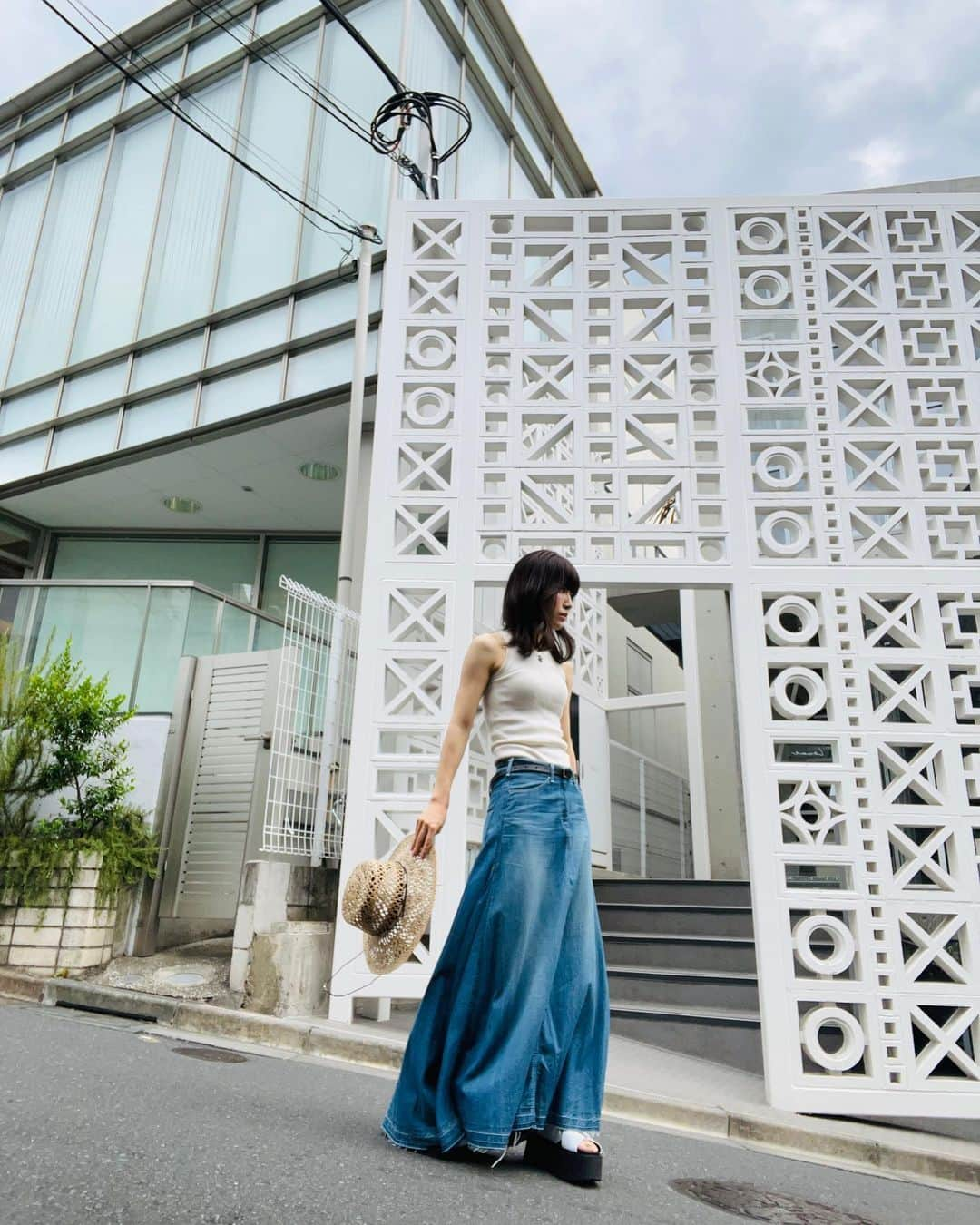 市川まさみのインスタグラム：「❤︎❤︎  まだまだ夏感じたい🫶🧡  tops：allsaints skirt：woadblue belt：cos shoes：marni hat：maison birth necklace：oyire  #ootd #codenate #fashion #apparel #mode #love #monotone #allstaints  #woadblue #cos #marni #maisonbirth #oyire #ファッション #コーデ #仕事服  #モード #レディ #カジュアル #洋服好きな人と繋がりたい」