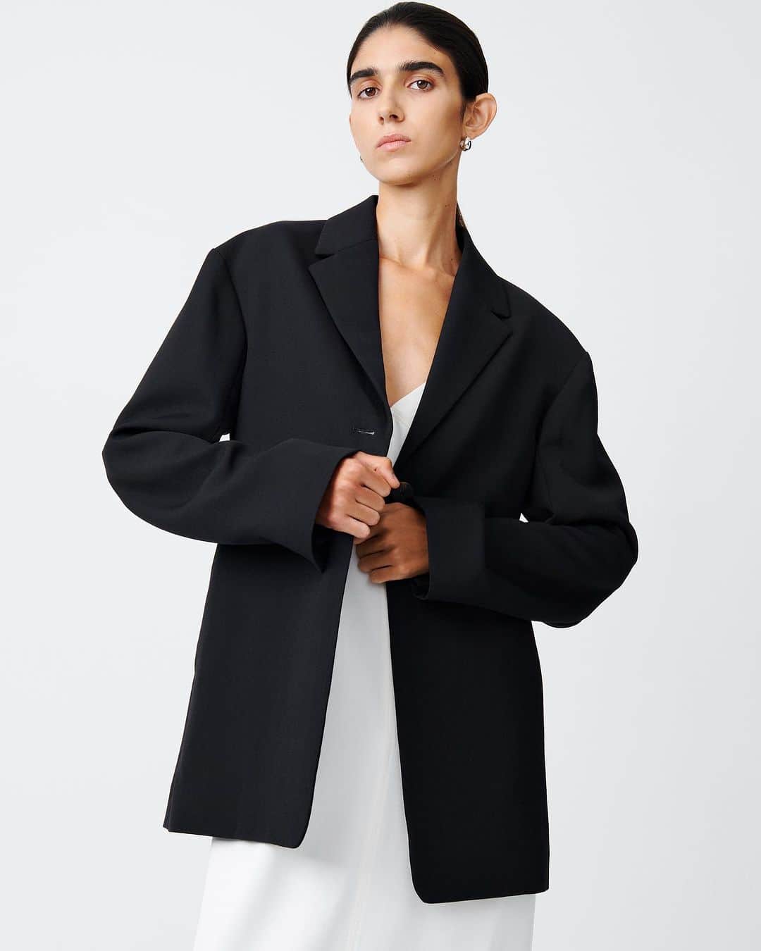 スタジオ ニコルソンのインスタグラム：「The Tyri Jacket | A deconstructed blazer with a high break point and a single-button fastening, Tyri is reminiscent of classic tailoring but feels entirely modern. It's cut from a technical wool blend with a dry, crisp, canvas-like feel. | #studionicholson」