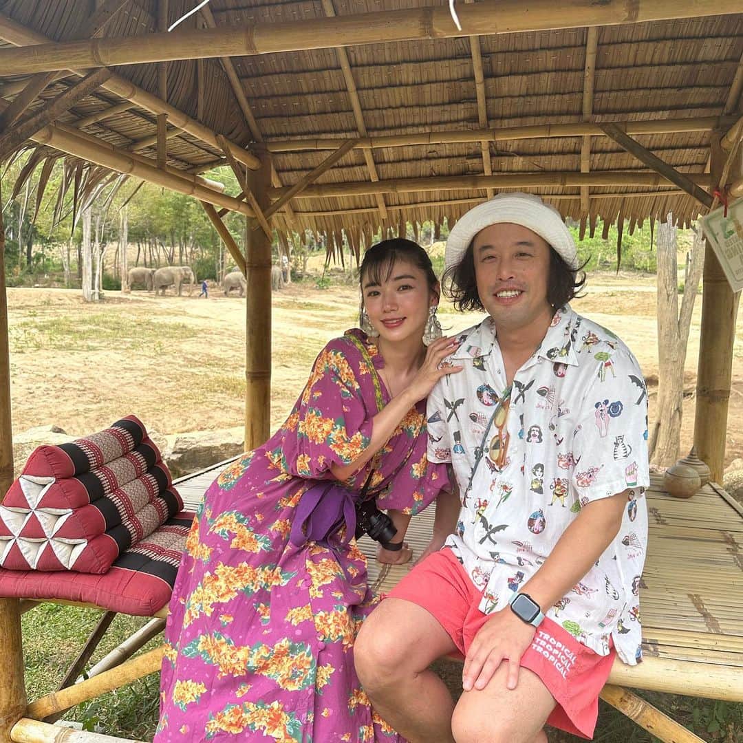 松嶋初音のインスタグラム：「象に乗りに来たつもりが、象にただご飯を与えるだけのツアーだったという日です。  ゾウは可愛かった！  ご飯を手で捏ねて作ってあげるんだけどそれの作業がかなりしんどかったです。 さすがタイ🇹🇭   #サムイ島  #ゾウ乗れますかと聞いたら時止まったよ」