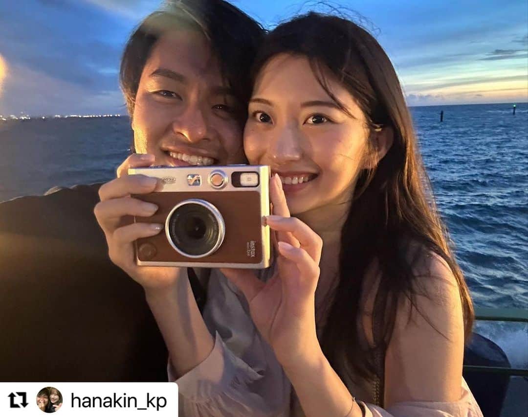 Fujifilm instaxのインスタグラム：「#Repost @hanakin_kp  ・・・ 沖縄旅行中はどこいく時も INSTAX mini Evo を持ち歩いてました📸 ​ コンパクトで軽いから邪魔にならないし、使い方も簡単やから2人でパシャパシャ撮りあってた😚​ ​ 何より思い出がその場ですぐ形になってくれるのが最高👌🏻👌🏻​ チェキプリントをスマホの裏に入れたりして、カップルはもちろんお友達や家族とのお出かけ、一人旅の時にめっちゃオススメです♥_♥​ ​ 新色のブラウンが出たみたいなので良かったらチェックしてみてね💡​ @cheki_instax​ ​ ​ #instax #チェキ #fujifilm  #富士フイルム #INSTAXminiEvo #チェキのある生活」