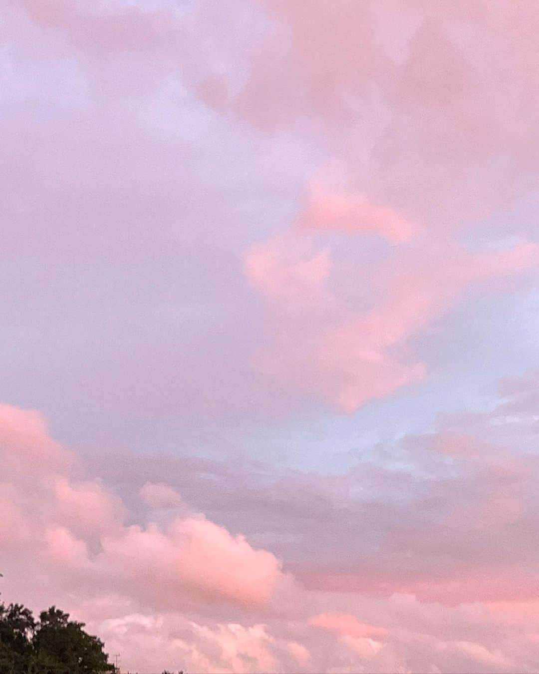 ミナ さんのインスタグラム写真 - (ミナ Instagram)「“민하야 하늘 봤어? 얼른 하늘 봐봐!” 하며 걸려온 전화에 후다닥 창문 열었더니 이런 장면이🌈🫧💓」8月29日 19時14分 - blossomh_