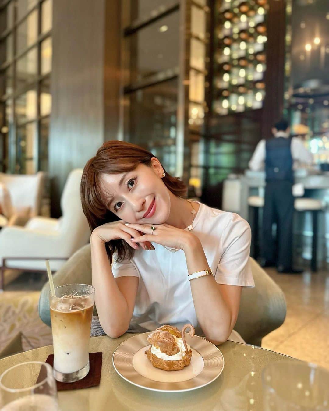 水野佐彩のインスタグラム：「・ 🦢🦢🦢🤍 💍 @ravicharme_official  もう毎日つけているお気に入り💚  メイクは @amuse.jp のDAISY LIMITED🌼 ジェルフィットティントのFIGJAMが とーっても可愛くてお気に入り💕 アイカラーパレットも捨て色なし✨✨ @nugu_beauty で限定先行発売中だよ🌼🌼  #ravicharme #ラヴィシャルム #パレスホテル #ホテルランチ #amuse #アミューズ #pr」