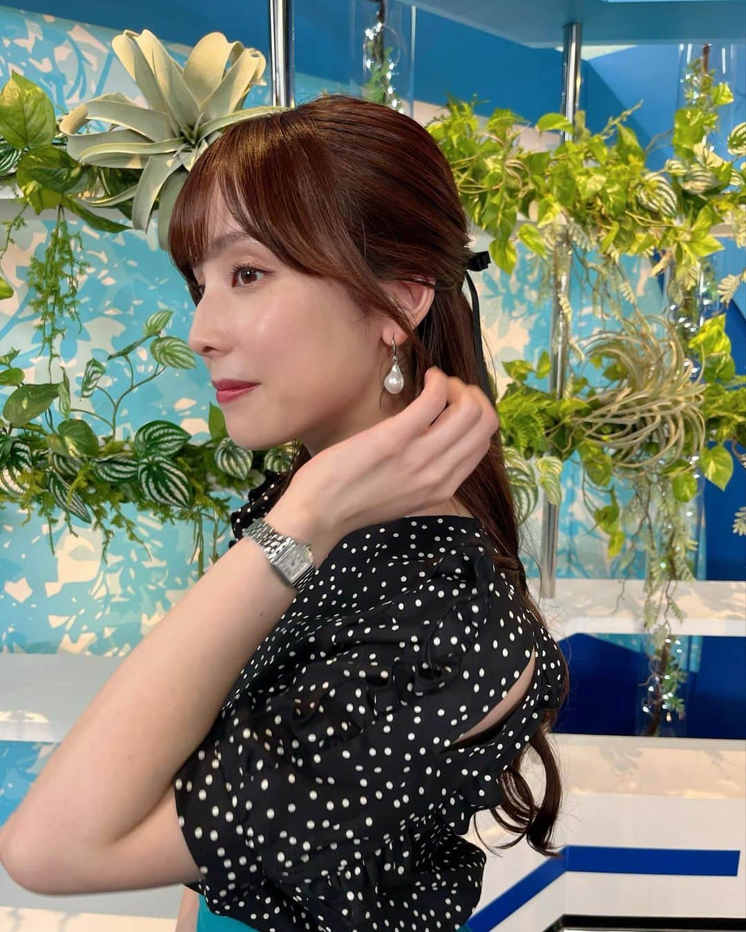 松雪彩花のインスタグラム：「🎀2023/8/25のお衣装🎀 トップス、スカート : La boutique BonBon @la_boutique_bonbon_official  ピアス: PONO @pono773   ドット好きがスタイリストさんにバレている…？なんて思いながら嬉しく着用しました😌 可愛らしい形のパールが印象的でした🤍」