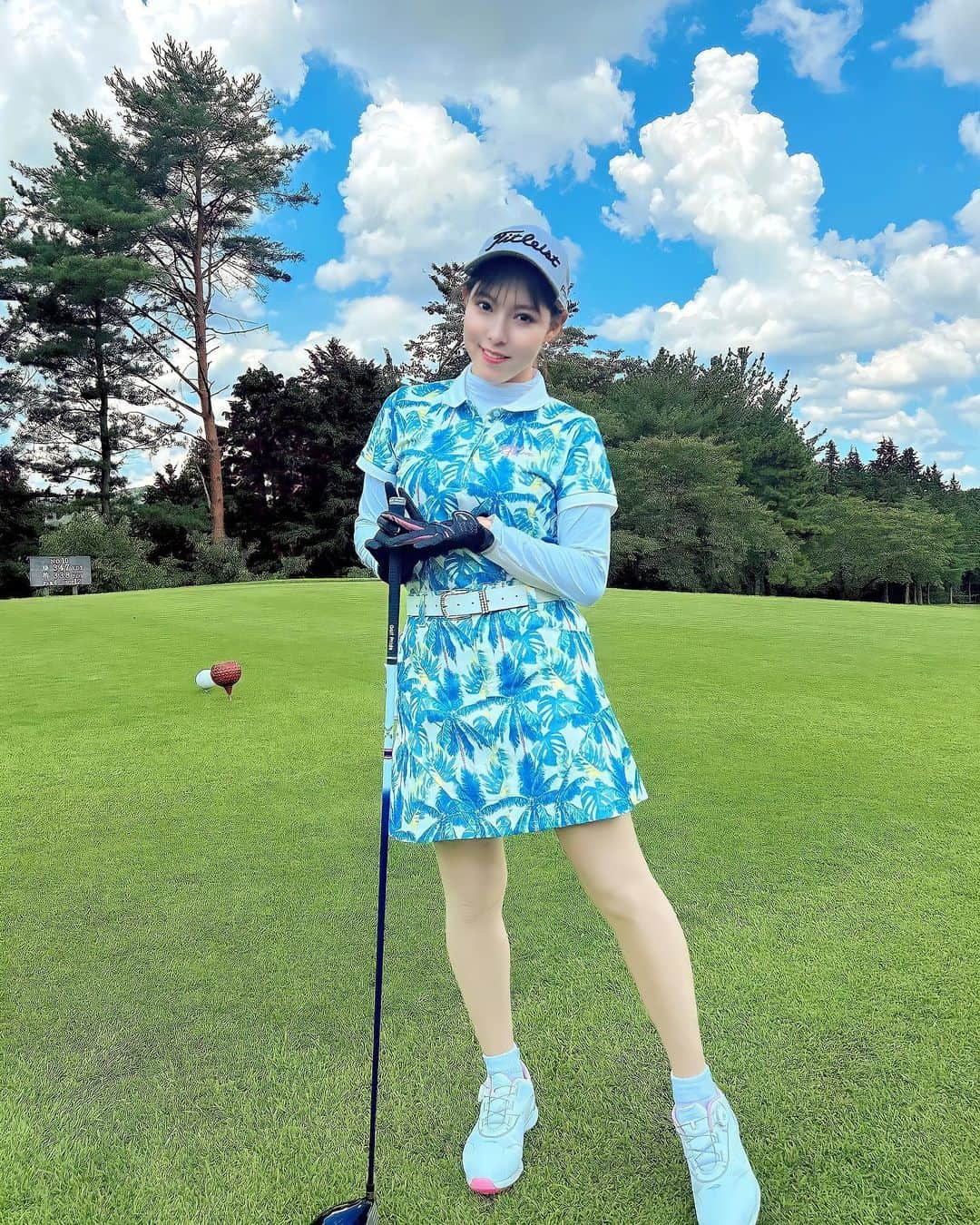 西村ケリーのインスタグラム：「この日のゴルフは収穫多くて嬉しかった〜⛳️✨スコアは54/54の108🏌️‍♀️100切り頑張るっ☺️✨ 東京バーディークラブ名物のアップルパイ🍎とヨーグルトもお土産にゲット✨美味しかった〜🤍  ゴルフクラブ🏌️‍♀️は今　@prgrjapan と　@bridgestonesports_golf ⛳️❤︎  #ゴルフ #ゴルフ女子 #ゴルフコーデ #ゴルフウェア #ゴルフ大好き  #ゴルフ日和 #golf #golfwear #golfr #golf⛳️ #ゴルフコーデ #キスオンザグリーン  #ニューバランスゴルフ  #パーリーゲイツ #パーリーゲイツ女子 #東京バーディークラブ #ゴルフクラブ #🏌️‍♀️ #golfswing #golflife #junandrope #ドライバーショット #ドライバースイング #ドラコン #ゴルフスイング #うまくなりたい」