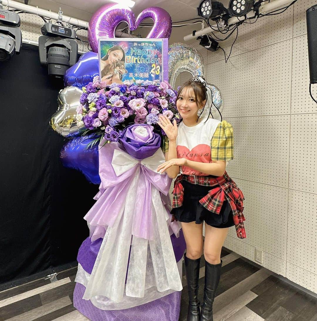 高木美穂さんのインスタグラム写真 - (高木美穂Instagram)「お花可愛い💐✨ ° ありがとうございます😭🤍 ° #生誕祭  #フラスタ #スタンドフラワー #フラワースタンド #お花 #紫 #チェック #チェックコーデ #japaneseidol #japaneseidols」8月29日 19時19分 - takagi_miho_