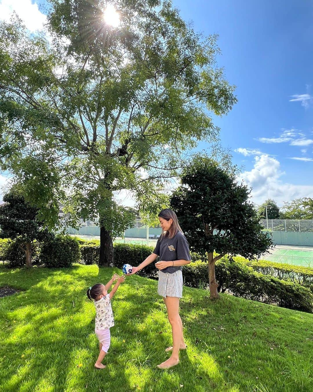 黒木なつみのインスタグラム：「朝ごはん前にお部屋のお庭で🌳 作ってもらった折り紙ボールでひと遊び🎾🌬️  長女は寝る時と、シャワー以外となりの @me_0222 の部屋で娘同士ずっと遊んでおった🌈前回の和歌山では夜もミーの部屋で寝てたな💤　  可愛い姉妹みたいな、ちーこともよく遊んでくれる2人💞✨ ⁡ #伊豆#家族旅行 #夏休み#earthing #green#娘同士仲良しで楽」