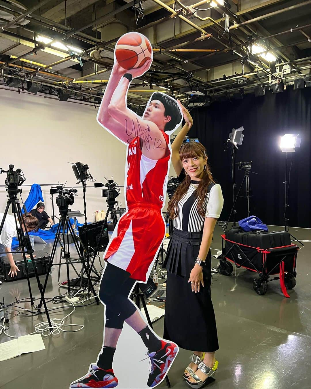 三谷紬さんのインスタグラム写真 - (三谷紬Instagram)「🏀⛹️‍♀️🇯🇵 先日のフィンランド戦で アツすぎる勝利を見せてくれたAKATSUKI JAPAN‼︎ 今夜7時54分からは運命の大一番🔥 オーストラリア戦です。 勝てば確実に一次ラウンド突破！ 感動をもう一度🥺 皆で一丸となって応援しましょう📣‼︎ テレビ朝日系列にて生中継です！ . 写真は等身大、しかもサイン入りの渡邊雄太選手。 会社で見つけて久慈子に送りました🏀笑 * #akatsukijapan#暁#japan#日本#バスケ#バスケットボール#basketball#fiba#沖縄#ワールドカップ#w杯#渡邊雄太 選手#1歩1本日本#テレ朝バスケ#テレビ朝日#アナウンサー#三谷紬」8月29日 19時22分 - mitani_tsumugi