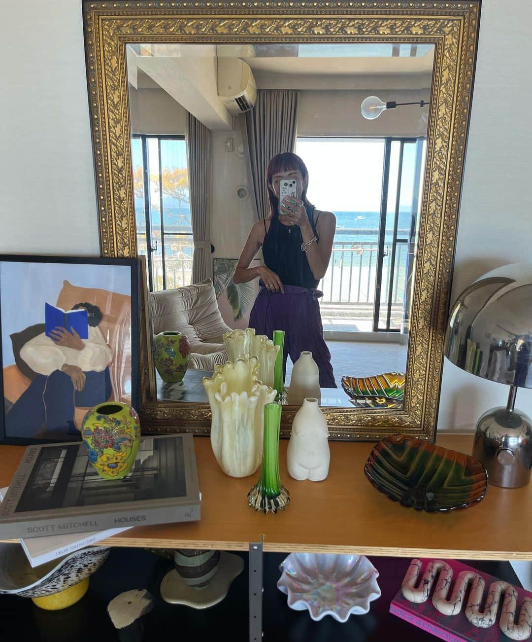 のインスタグラム：「玄関に置いていたミラーを こちらへ移動🪞✨  ちょっとシックな雰囲気に☺️  これは数年前にリサイクルショップで 見つけた掘り出し物。♻️ (インテリアショップとかで買ったら 結構高いと思う👀✨)  だからリサイクルショップ大好物🤪 ここに写り込んでるものも、ほとんどがそう。 新しい物ばかり購入するより、 古い物をまた買って使うってのも🌏に優しいよね🫶🏼  そしてミラーに映り込む海もすきー♡  #ファッション #海のある生活 #海のある暮らし #器 #インテリア #男の子ママ #女の子ママ #ミッドセンチュリー #カラフルインテリア #ヴィンテージ家具 #ヴィンテージマンション #海の見える家 #interiordesign #interiorinspiration #interior」