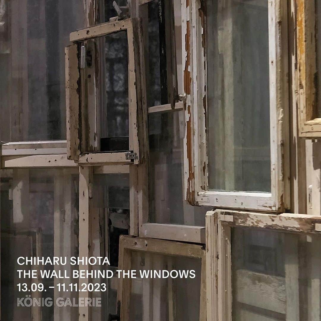 塩田千春のインスタグラム：「#Repost @koeniggalerie ・・・ We are delighted to announce the upcoming exhibition THE WALL BEHIND THE WINDOWS, by Chiharu Shiota (@chiharushiota) in the Chapel at St. Agnes. We look forward to welcoming you for the opening during Berlin Art Week 2023!  CHIHARU SHIOTA THE WALL BEHIND THE WINDOWS 13 SEPTEMBER – 11 NOVEMBER 2023  PUBLIC OPENING 13 SEPTEMBER 2023 | 6 – 9 PM  #ChiharuShiota #Exhibition #Opening #KönigGalerie  INSIDE-OUTSIDE, 2008/2009 © Photo Sunhi Mang; VG Bild-Kunst, Bonn 2023 and the artist」