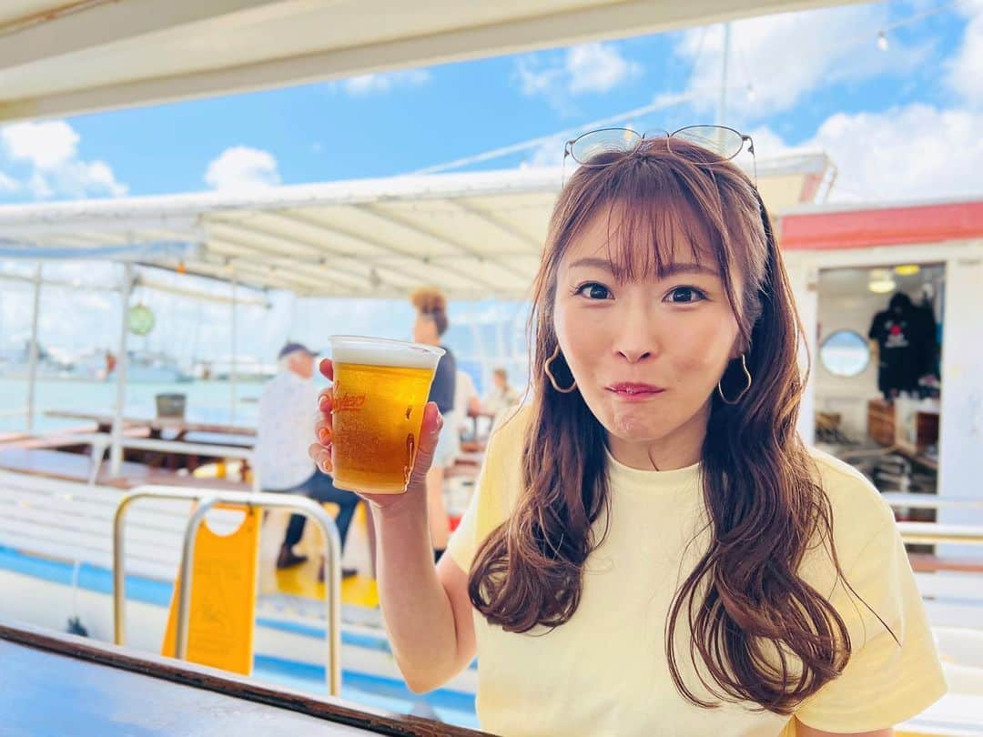 楪望さんのインスタグラム写真 - (楪望Instagram)「* ケアンズで絶対行きたかったレストラン…！🛥️✨ 船の上でシーフード食べながら、明るい時間からぷはーー！してきました🤤🍺  牡蠣に🦪サーモンに🐟 モートンベイバグに🦐  ビールも合うけど、白ワインとのマリアージュも…🤍 あー幸せすぎた🥹 #夏休み #summervacation #australia #cairns #オーストラリア #ケアンズ #海外旅行 #travel #travelphotography #prawnstar #seafood #旅日記 #🇦🇺 #🍺 #🛥」8月29日 19時35分 - nozomi_yuzuriha_official