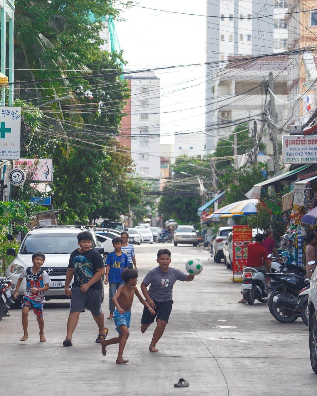 Shunsuke Miyatakeのインスタグラム：「Street football / Phnom Penh, Cambodia  #whereisfootball  #phnompenhphotographycollective」