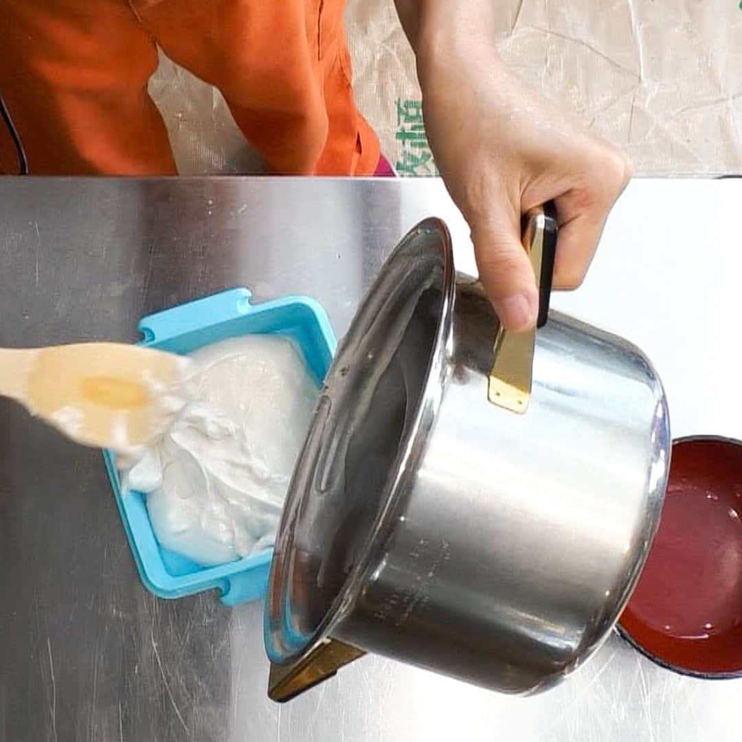 テレビ朝日「家事ヤロウ」さんのインスタグラム写真 - (テレビ朝日「家事ヤロウ」Instagram)「ピーナッツ豆腐 【下準備】 皮つき生ピーナッツ（１カップ））を水（２００ml）につけておく ①柔らかくなったら、ピーナッツの皮を剥く。 ②ピーナッツを浸けていた水に水２００mlを加え（計４００ml）、ミキサーorフードプロセッサーで撹拌し、布でこす ③鍋にしぼった白い液を入れ中火にかける ＊温かい液でくず粉（７５ｇ）くず粉を溶かしておく ④沸騰直前に塩（小さじ１）と溶かしたくず粉を入れよく混ぜ合わせる ⑤火を止め、さらに混ぜ続け、ドローンとなったら耐熱容器に流し入れ冷蔵庫に入れる ⑥冷えて固まったら、完成。 ＊好きな大きさに切り、わさびとしょう油、酢みそ等をお好みでかける」8月29日 19時28分 - kajiyarou