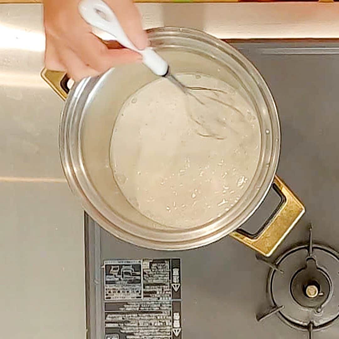 テレビ朝日「家事ヤロウ」さんのインスタグラム写真 - (テレビ朝日「家事ヤロウ」Instagram)「ピーナッツ豆腐 【下準備】 皮つき生ピーナッツ（１カップ））を水（２００ml）につけておく ①柔らかくなったら、ピーナッツの皮を剥く。 ②ピーナッツを浸けていた水に水２００mlを加え（計４００ml）、ミキサーorフードプロセッサーで撹拌し、布でこす ③鍋にしぼった白い液を入れ中火にかける ＊温かい液でくず粉（７５ｇ）くず粉を溶かしておく ④沸騰直前に塩（小さじ１）と溶かしたくず粉を入れよく混ぜ合わせる ⑤火を止め、さらに混ぜ続け、ドローンとなったら耐熱容器に流し入れ冷蔵庫に入れる ⑥冷えて固まったら、完成。 ＊好きな大きさに切り、わさびとしょう油、酢みそ等をお好みでかける」8月29日 19時28分 - kajiyarou