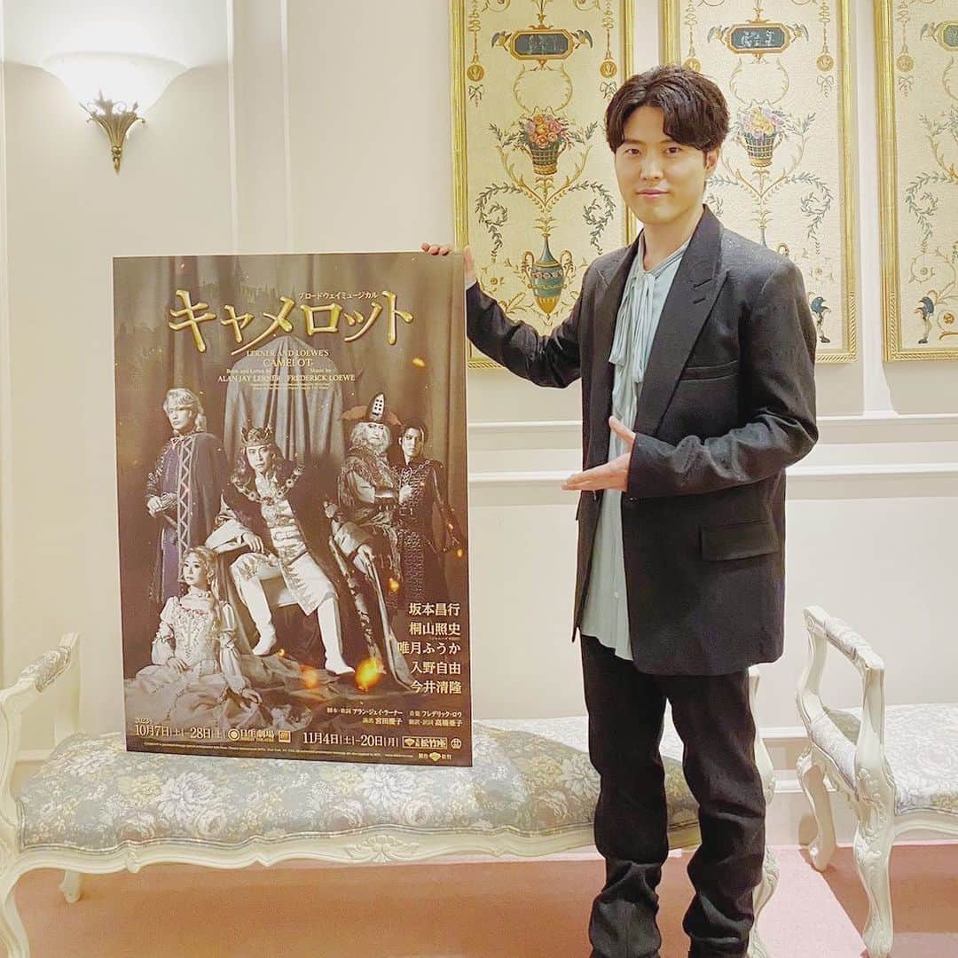 入野自由のインスタグラム：「キャメロットの制作発表会に出席しました。  我参加了《骑士王》的制作发布会。  나는 '캠롯' 제작 발표회에 참석했습니다.  I attended the production announcement event for 'Camelot.'  Asistí a la presentación de producción de 'Camelot'.  #キャメロット #入野自由」