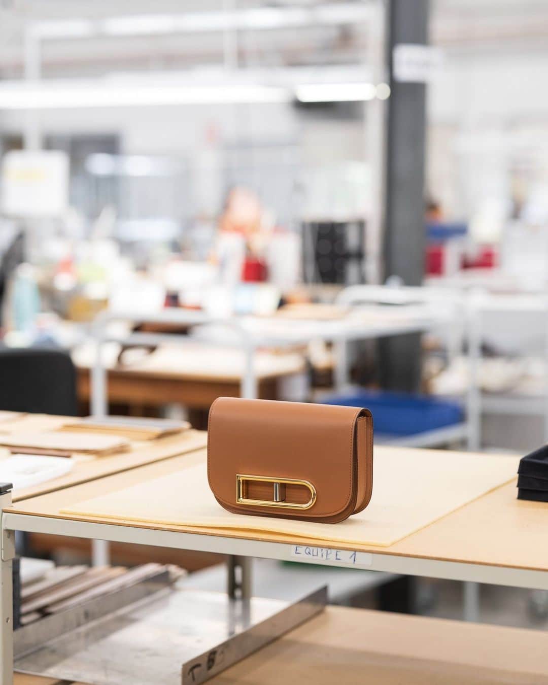 デルボーのインスタグラム：「The making of Le Lingot Small.⁣ ⁣ Inspired by archival designs from the 1970s, the Lingot is defined by its sleek brass buckle in the shape of elongated D that’s evocative of modernist jewelry. First introduced in for Spring Summer 2022, the Lingot’s refined, minimalistic shape is crafted from Olen Calf leather in Delvaux’s Belgian and French ateliers. ⁣ ⁣ #Delvaux」