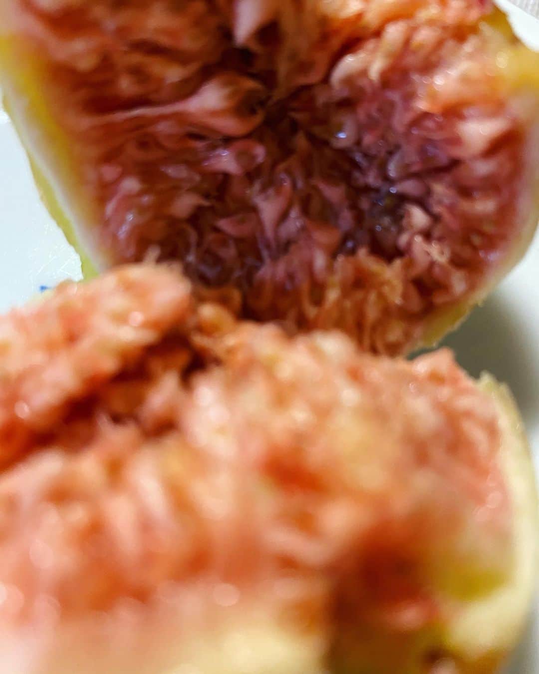 野本かりあのインスタグラム：「イチジクって、見た目 エイリアンだけど、美味しいよね。」