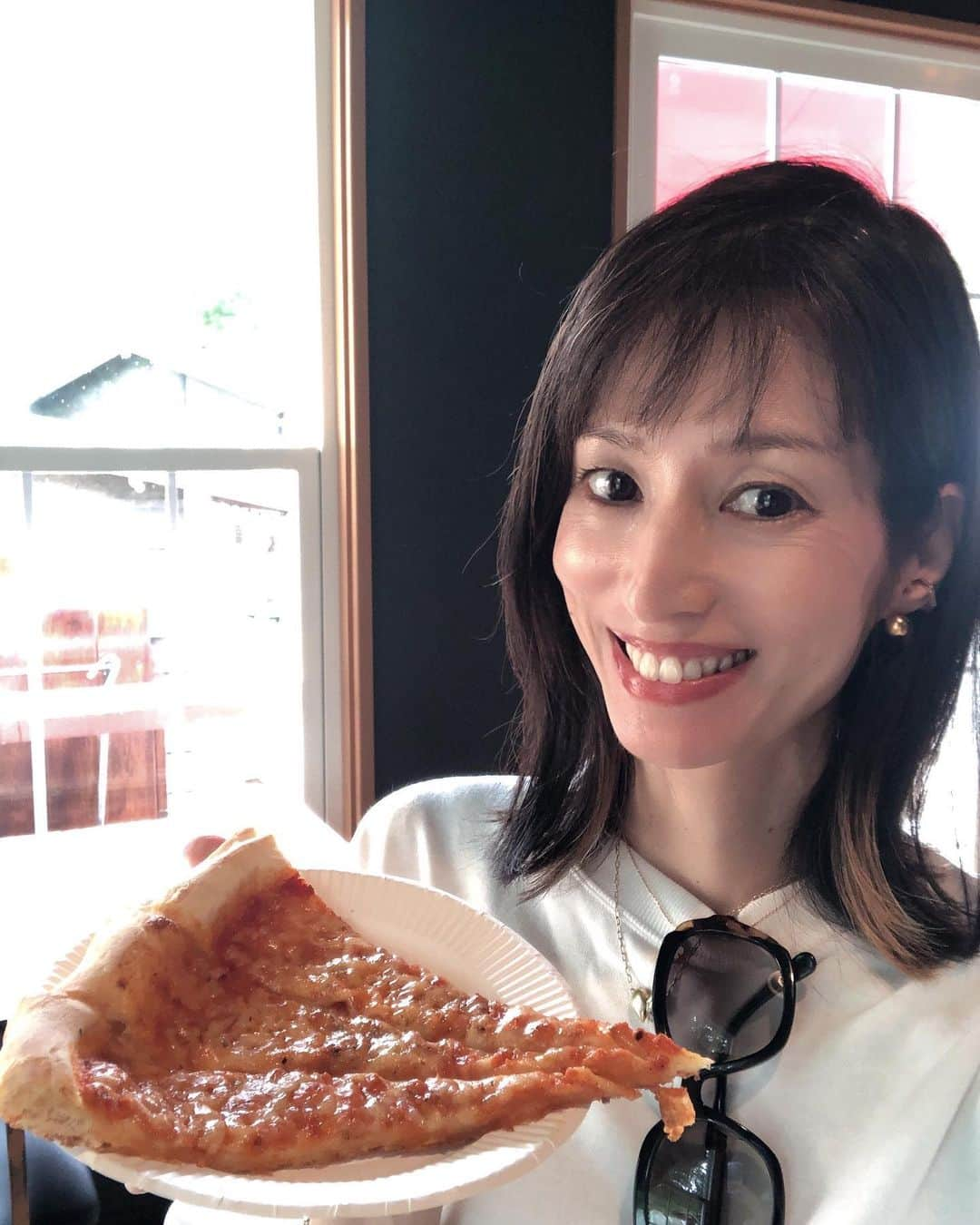 佐藤弥生のインスタグラム：「⛰️ からのlunchは👩がインスタで見つけてくれたCAFEへ♪ 菅平高原に美味しくて、お洒落なカフェなんてある？ あったのよぉ〜😆出来たのよ〜😆 🍕顔位大きなNYピザ😋手作りソースで美味い♪  そして、ワタシ的にはこちらのシナモンロールが絶品😋😋 シナモンがこれでもかって入ってて、焼きたてがまたカリっとふわ〜で美味しい〜♪ 🍦ソフトクリームは濃厚なのにフワフワ系😋 ノンアルコールビールでも本当に大満足しちゃいました〜！ シナモンロールは翌朝用に2個To Go！ なので、我が家でほぼ買い占めてしまいました💦  ⚠️シナモンロールは電話で確認した方が良いです！  お隣の親子が食べていた唐揚げも、ボリューミーで美味しそうだったな🤤 菅平に行ったら絶対リピするカフェができました🩵🙌 カジュアルな雰囲気だけど、椅子が座りやすいのも🙆‍♀️ クロカン後で顔がテカテカお許しくださいw ⚡️🏉2時間位続いたゲリラ豪雨でラグビーの試合が見られなかったのが残念... #菅田高原#菅平高原カフェ#tlc#シナモンロールカフェ」