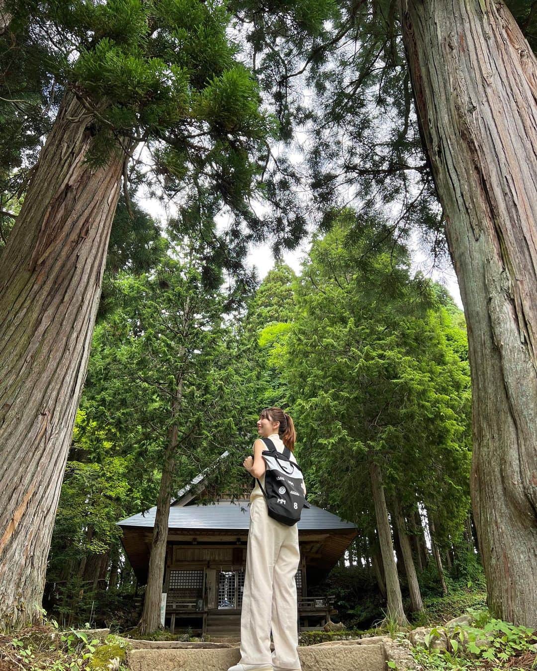 的場絢香さんのインスタグラム写真 - (的場絢香Instagram)「// #旅したがーる // ⁡ 長野県の戸隠神社5社巡り⛩️ ⁡ たくさん歩いて参拝🙏🏻✧ 中でも奥社参道の巨大な杉並木は圧巻でした🌳🌳🌳 ⁡ 戸隠は標高が高いから夏でも涼しい！ 風が心地よかった~🍃 ⁡ 8年ぶりに行けた戸隠神社。 たっっっぷりパワーチャージしてきました！✨ いいことありますように♡♡♡ ⁡ _ _ _ ⁡#石川テレビ #ロケ #長野県 #戸隠神社」8月29日 19時37分 - ayaka_matoba
