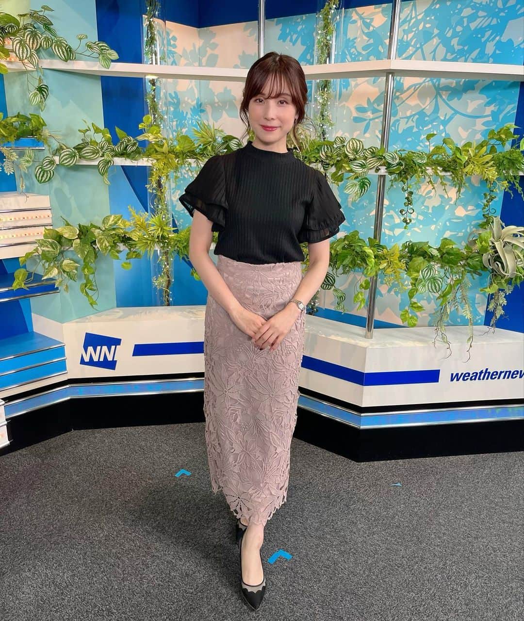松雪彩花のインスタグラム：「🎀2023/8/29のお衣装🎀 トップス、スカート: tocco closet @tocco_closet   イヤリング: OSEWAYA @osewaya_official   落ち着いたピンク色のスカート。 くすみ系カラーは秋に大活躍しそう。 私物はゴールドのアクセサリーが多めですが、今日のイヤリングが可愛くて…。 シルバーも集めたくなります。」