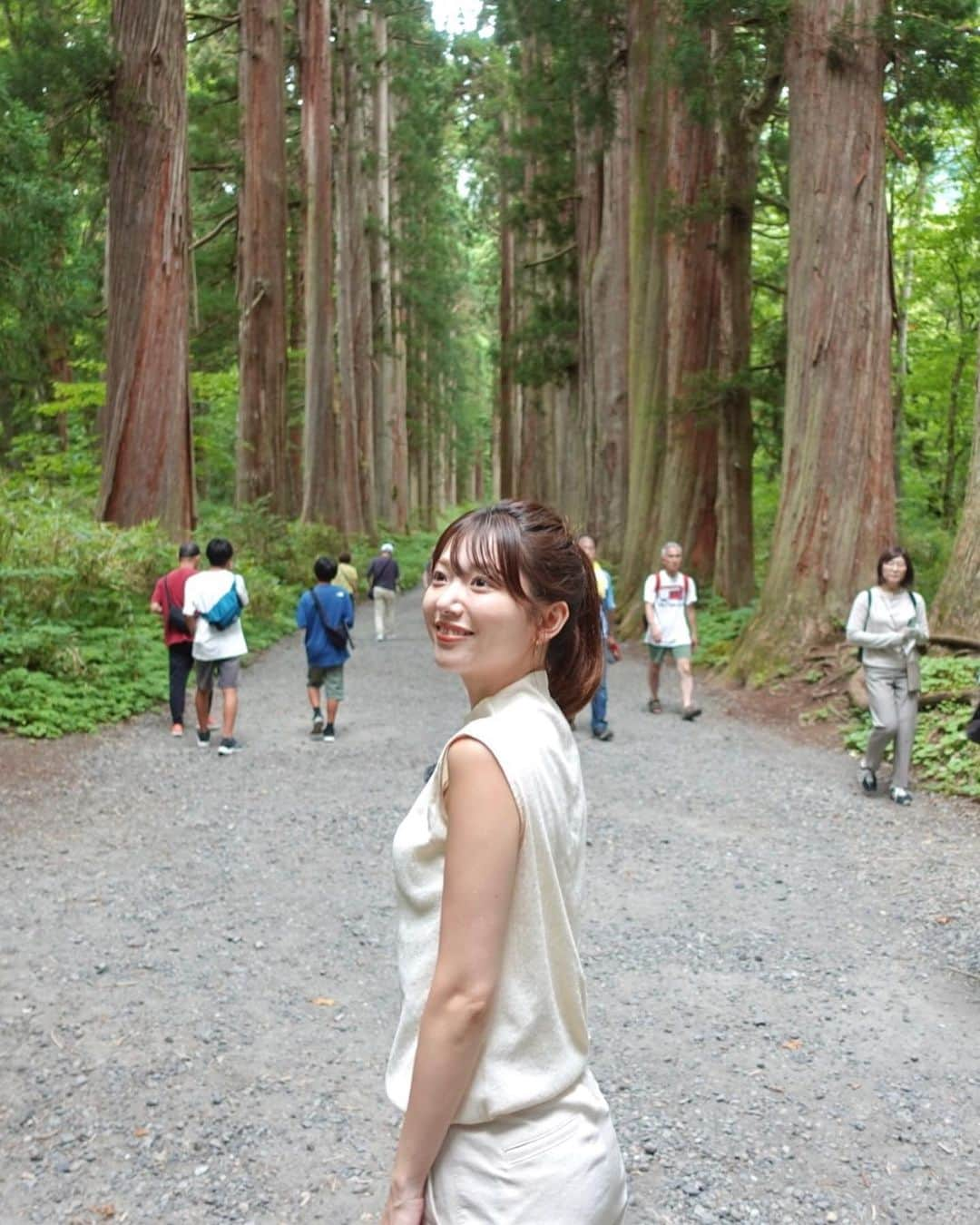 的場絢香のインスタグラム：「// #旅したがーる // ⁡ 長野県の戸隠神社5社巡り⛩️ ⁡ たくさん歩いて参拝🙏🏻✧ 中でも奥社参道の巨大な杉並木は圧巻でした🌳🌳🌳 ⁡ 戸隠は標高が高いから夏でも涼しい！ 風が心地よかった~🍃 ⁡ 8年ぶりに行けた戸隠神社。 たっっっぷりパワーチャージしてきました！✨ いいことありますように♡♡♡ ⁡ _ _ _ ⁡#石川テレビ #ロケ #長野県 #戸隠神社」