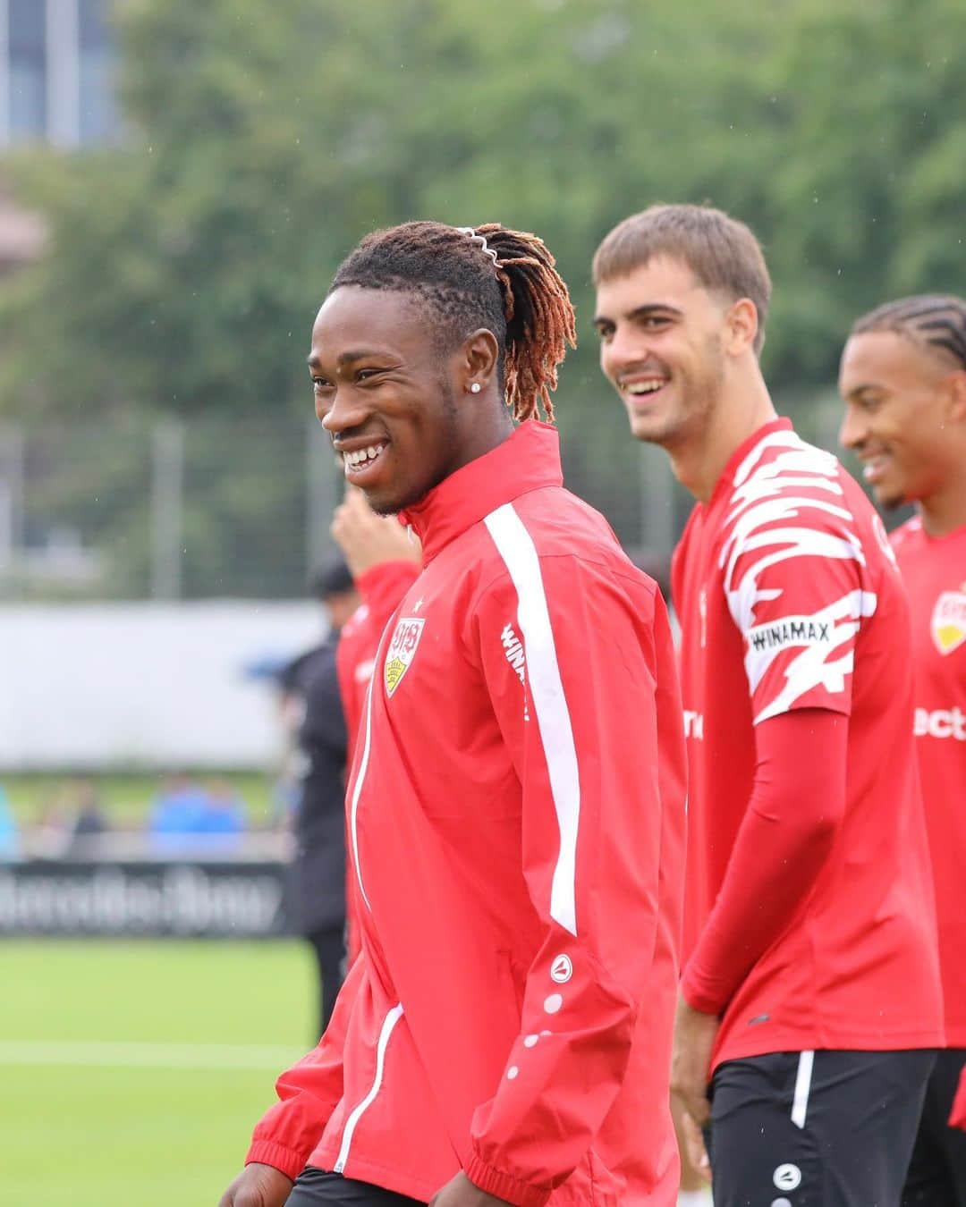 VfBシュトゥットガルトのインスタグラム：「Rein in die Trainingswoche! 🔛 Laune: 🔝 | Wetter: 🌧️ _ #VfB #vfbstuttgart #vfbstuttgart1893 #auscannstatt #furchtlosundtreu #VfBInsta」