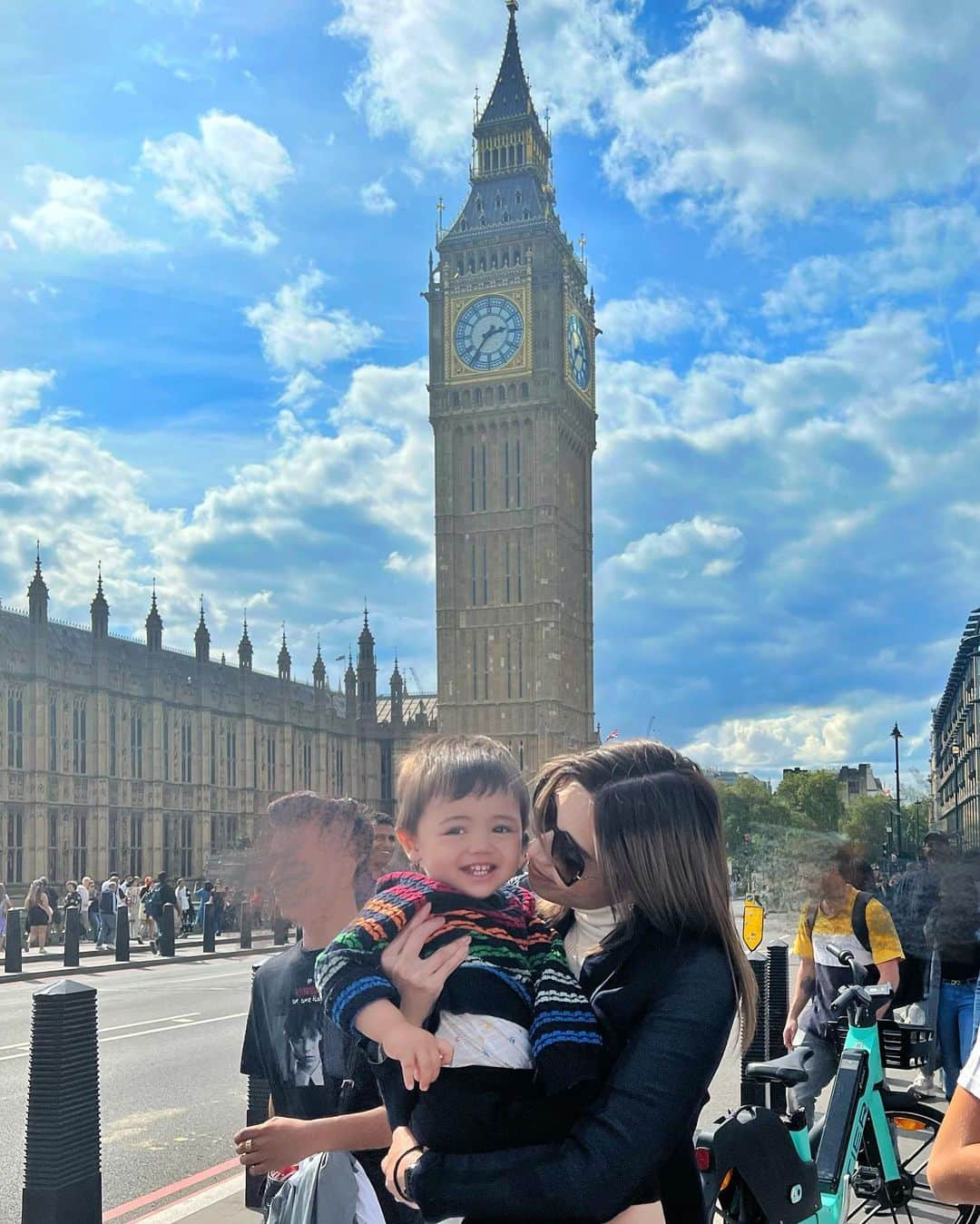 黒ユイさんのインスタグラム写真 - (黒ユイInstagram)「ロンドンの時計台　#ビックベン にて親子ショット📷💕 息子笑ってくれてて良い写真🥰  最近めっちゃ甘えたで可愛い🤤 もう赤ちゃんよりキッズ感👦🏻 意思表示もしっかりしてきて イヤイヤ期？みたいなんも出てきたから ちゃんと良いものとダメなものや した方が良いこととよくない事を 教えていかなきゃいけない時期になりました👦🏻 理解できるようになってきたから、 ちょっとずつだけどね☺️昨日で #1歳5ヶ月　👏 全てはルカの為に🌼食事も遊びも生活習慣も。 彼にとってこの先も良くなるように考えて接しています！ 時には嫌なお母さんになり 大半は安心できる存在、甘えられるお母さんに なりたいなあ☺️  そんなこんなで いつも以上に重い荷物や抱っこの時間が増えて 初めてギックリ腰になりました😀ははは 今回の旅行は色々ありすぎて、もはや笑うしかねー。笑 いや、笑える時に笑わなきゃ病み道まっしぐらなる状況😅 まだ歩ける痛さやから湿布に薬にコルセットに フル装備して息子喜びそうなロンドン動物園に行くよん🦁  #イギリス　#🇬🇧 #ロンドン　#england #london #ギックリ腰」8月29日 19時53分 - yui_my_life