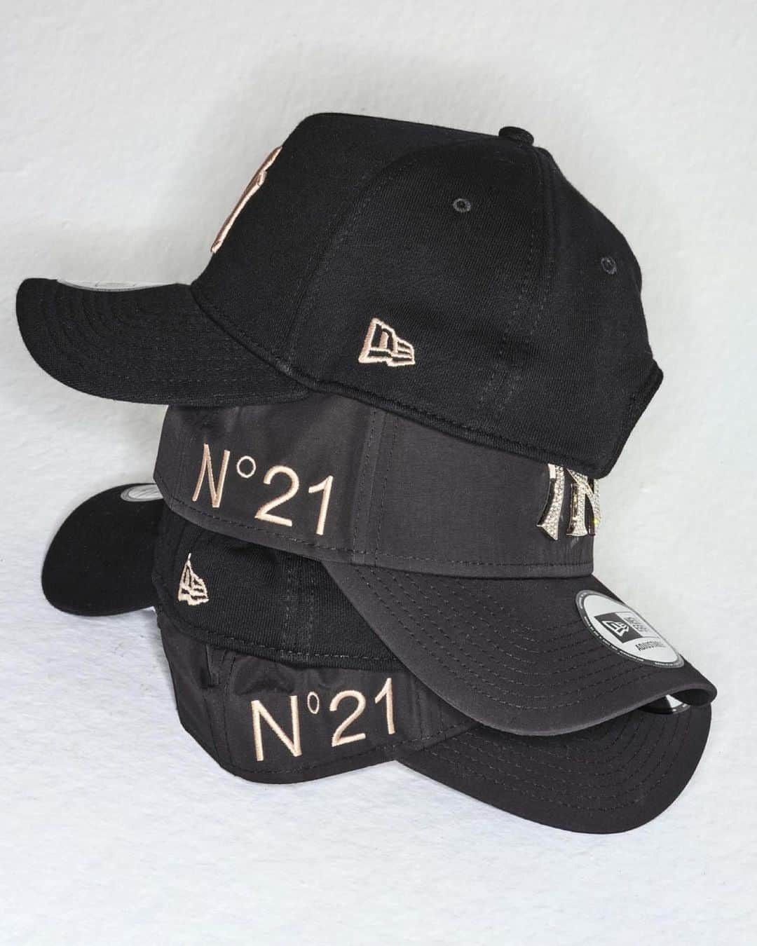 Taki Tanakaのインスタグラム：「GARAGE VENTUNO POP-UP STORE いよいよ明日8/30から！  N21 x MLB x NEW ERA N21 x PEGION   N21は日本限定プロジェクト「GARAGE VENTUNO」は8月30日、N21×MLB×NEW ERAのトリプルコラボレーションによるキャップとハットのコレクションとPEGIONとのコラボレーション第2弾のドッグアイテムを発売いたします。   いよいよ思いきりアウトドアライフを楽しめるようになった2023年。 N21の洗練されたスタイルをそのままに屋外でのスポーツやレジャーを彩るアイテムが「GARAGE VENTUNO」から誕生しました。 ファッションアイテムとして、これからの秋の行楽にもご愛用下さい。  GARAGE VENTUNO POP-UP STORE 阪急うめだ本店 日程：8月30日(水)～9月5日(火) 場所：阪急うめだ本店 1階 コトコトステージ #11  #N21xMLB #N21xMLBxNEWERA #N21xPEGION #N21xDOG #GARAGEVENTUNO  #N21  #Repost @numeroventuno ・・・ N21 x @mlb x @neweracap   #GARAGEVENTUNO Pop-Up Store will open tomorrow 30th August, at Hankyu Umeda, Osaka.  #N21 by #ALESSANDRODELLACQUA  #izastagram」
