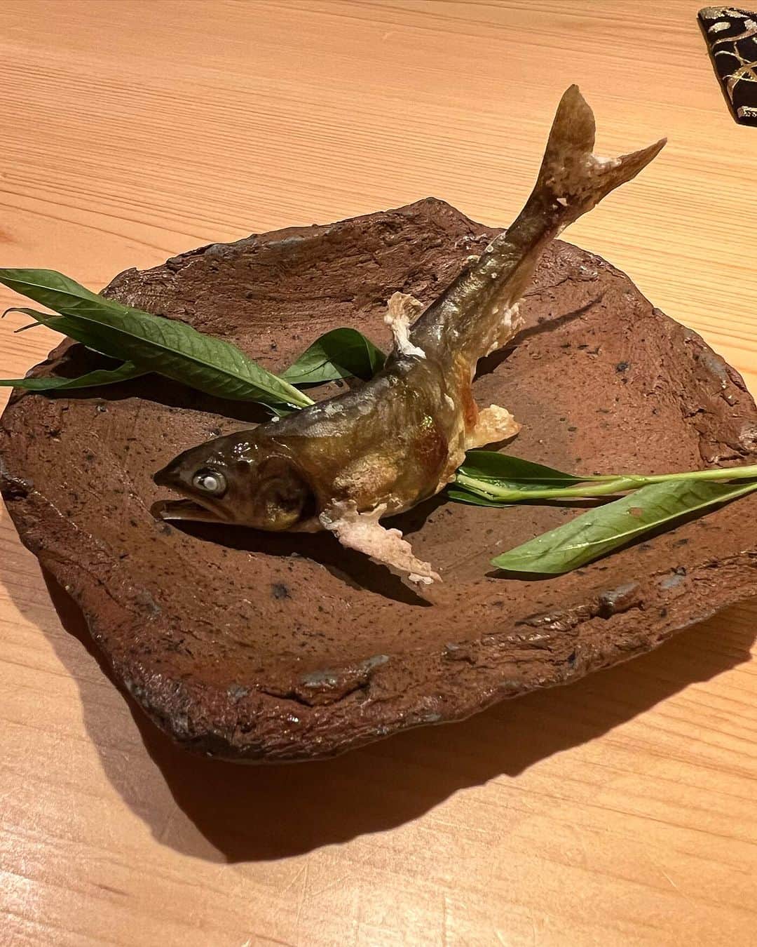 川島幸美さんのインスタグラム写真 - (川島幸美Instagram)「魚貝を堪能🍣 一口で食べきれないボリュームと 濃厚な甘みの北海道の牡丹エビ🦐 現地でいただくより美味しい😙笑 数日寝かすのがポイントみたいです。 利尻のウニや、のどぐろも最高でした🙏  ネタに合わせ、シャリの温度を変えたり、 混ぜるお酢の種類を変える拘り✨ 絶妙な塩加減、醤油加減で握ってくださるから そのままいただけるのも嬉しい☺️  お魚はもちろん、お野菜も、 その命に感謝していただくということを ここ最近特に深く感じています✨ご馳走様でした🙏」8月29日 19時49分 - yukimikawashima